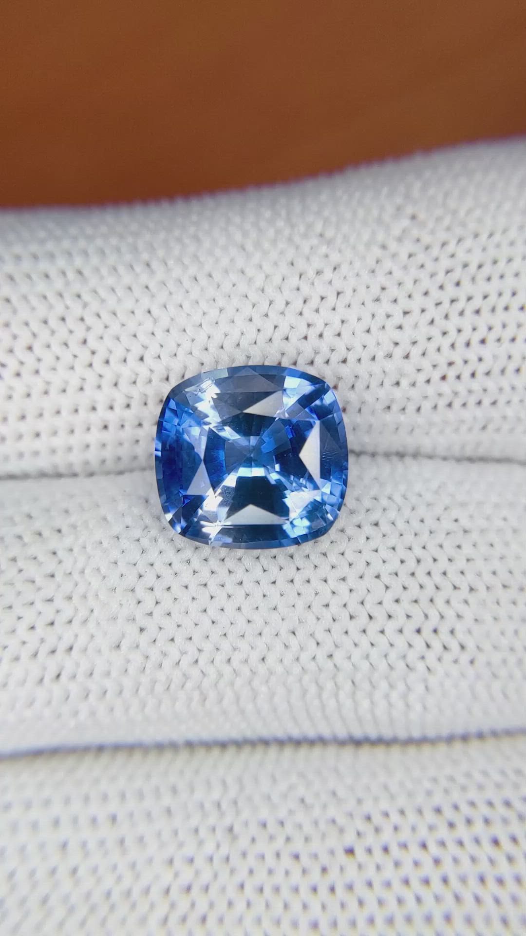 5.55 Ct. Blue Sapphire from Ceylon (Sri Lanka) Size Video