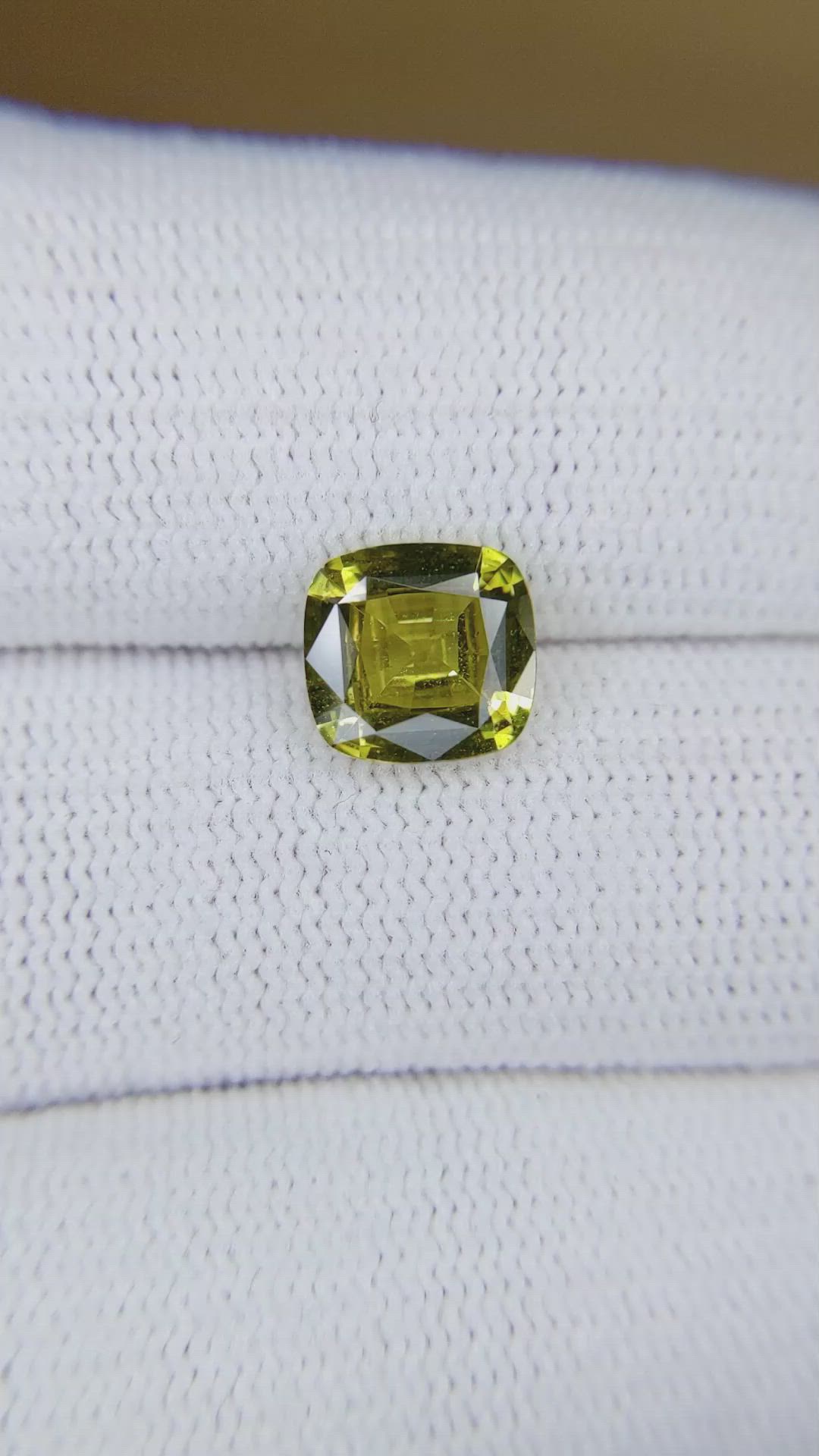 2.21 Ct. Yellowish Green Sapphire from Ceylon (Sri Lanka) Size Video