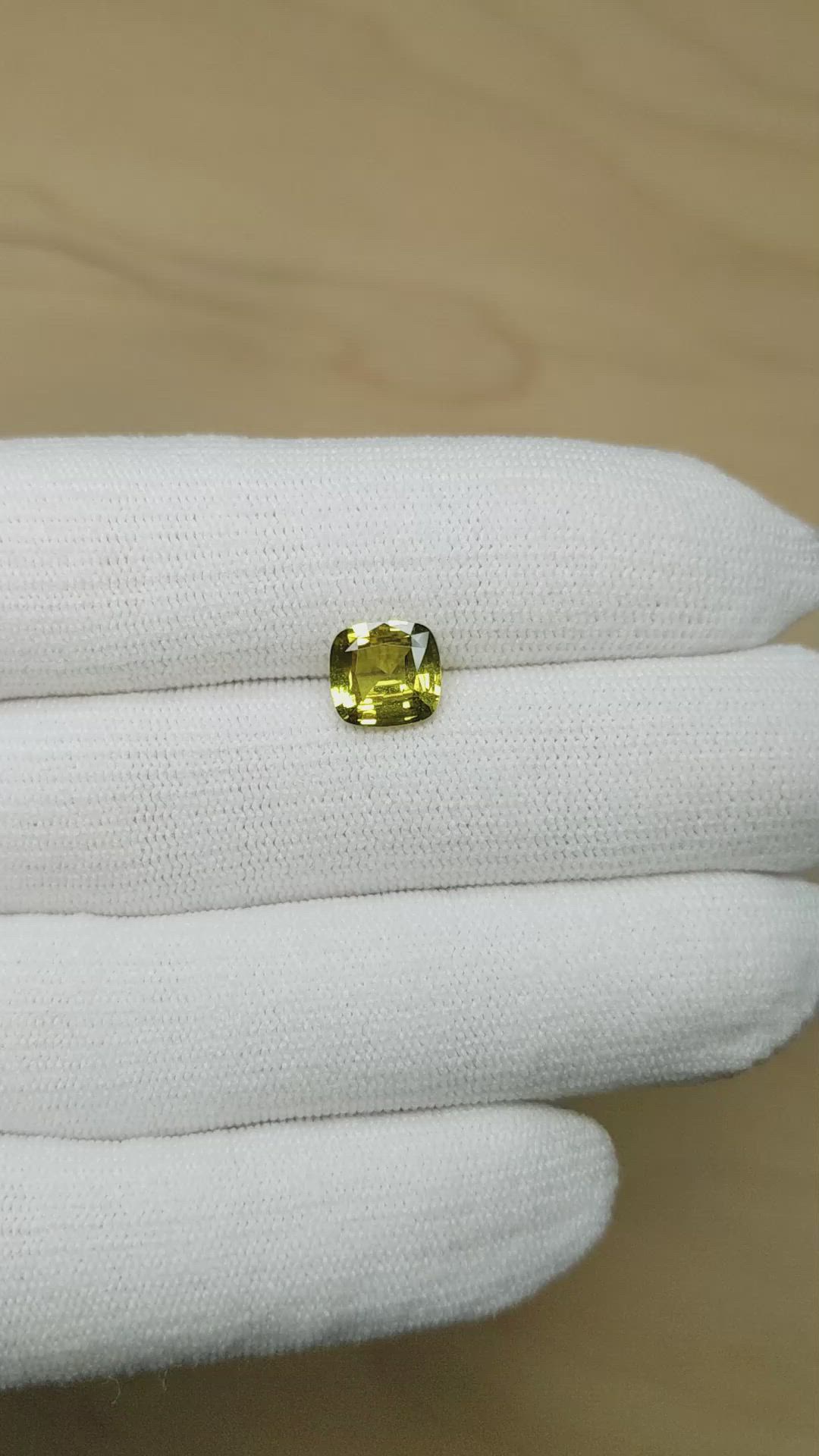 2.21 Ct. Yellowish Green Sapphire from Ceylon (Sri Lanka) Size Video