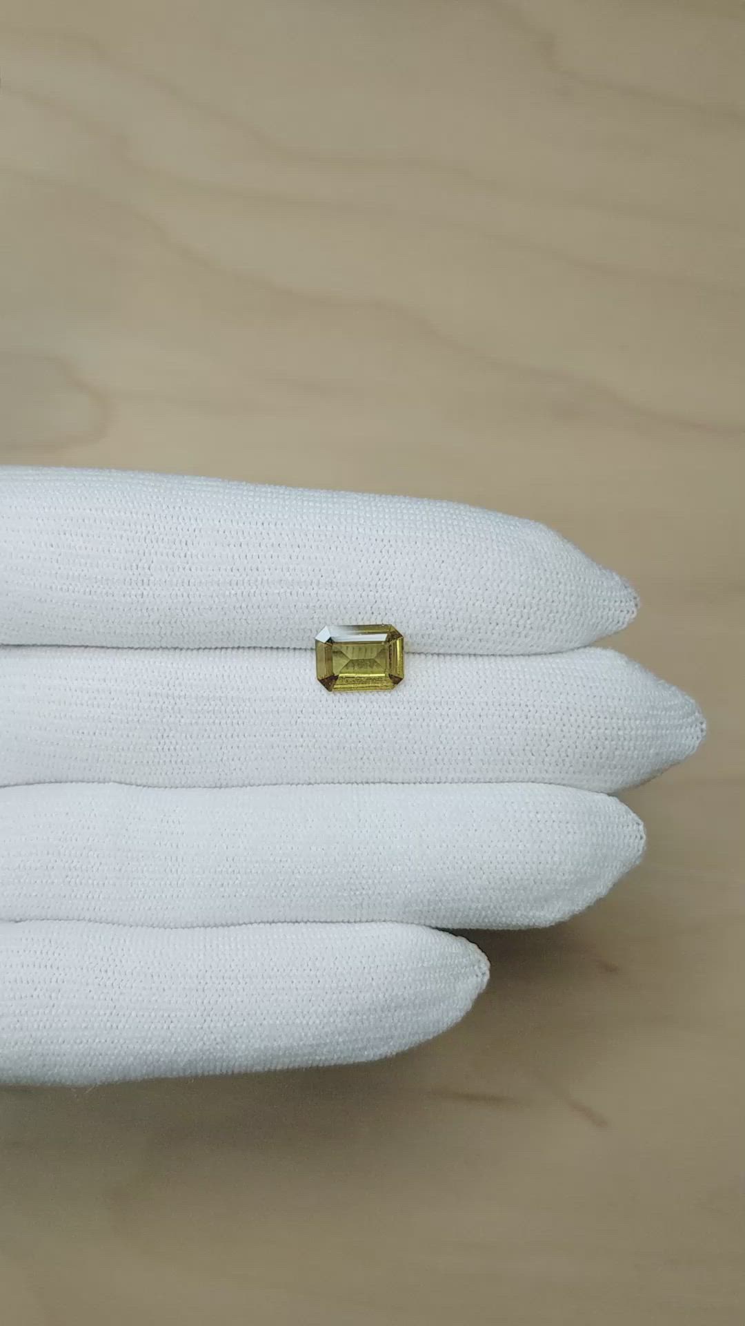 2.51 Ct. Yellowish Green Sapphire from Ceylon (Sri Lanka) Size Video