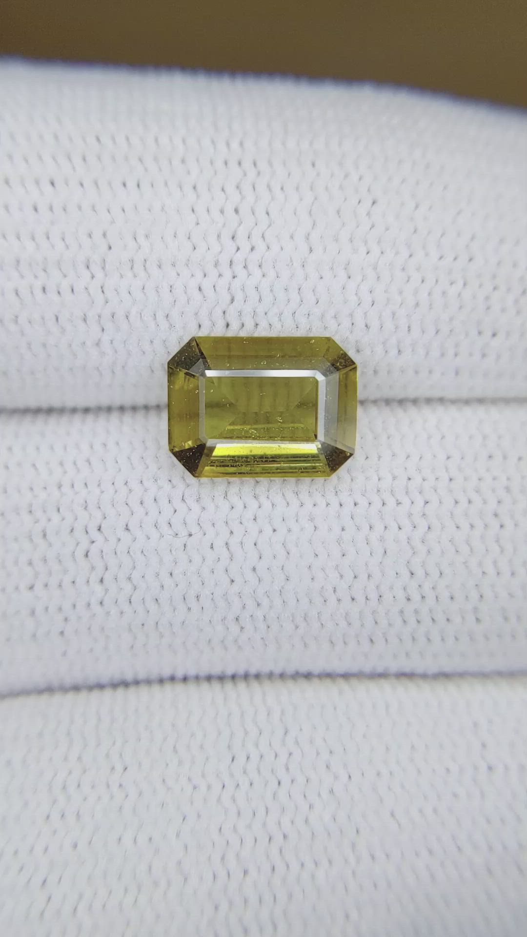 2.51 Ct. Yellowish Green Sapphire from Ceylon (Sri Lanka) Size Video