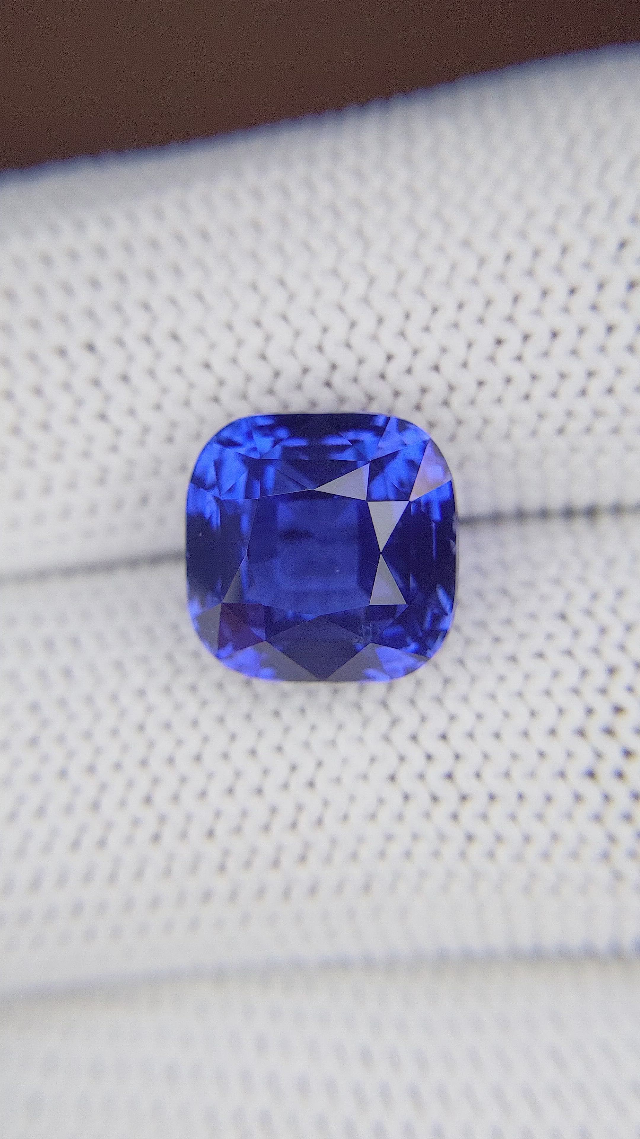 10.10 Ct. Blue Sapphire from Ceylon (Sri Lanka) Size Video