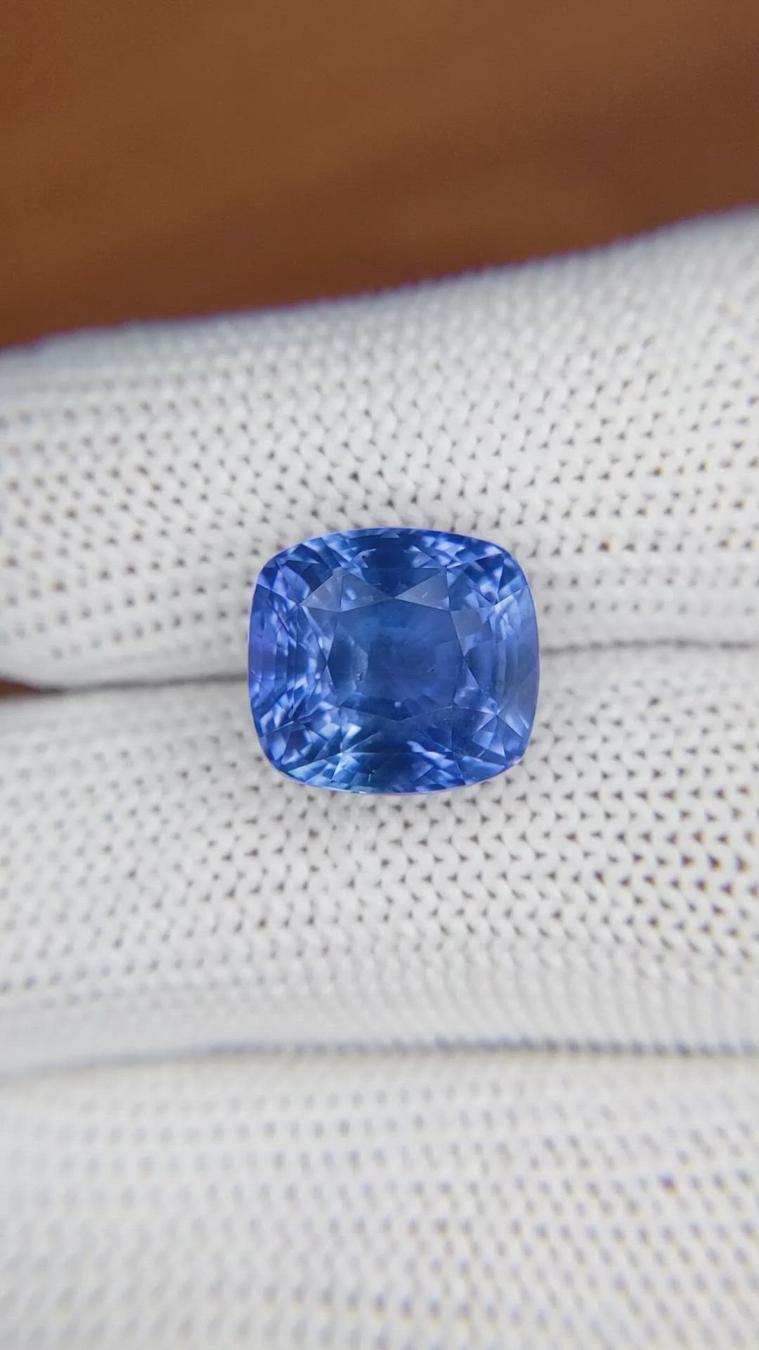10.10 Ct. Blue Sapphire from Ceylon (Sri Lanka) Size Video