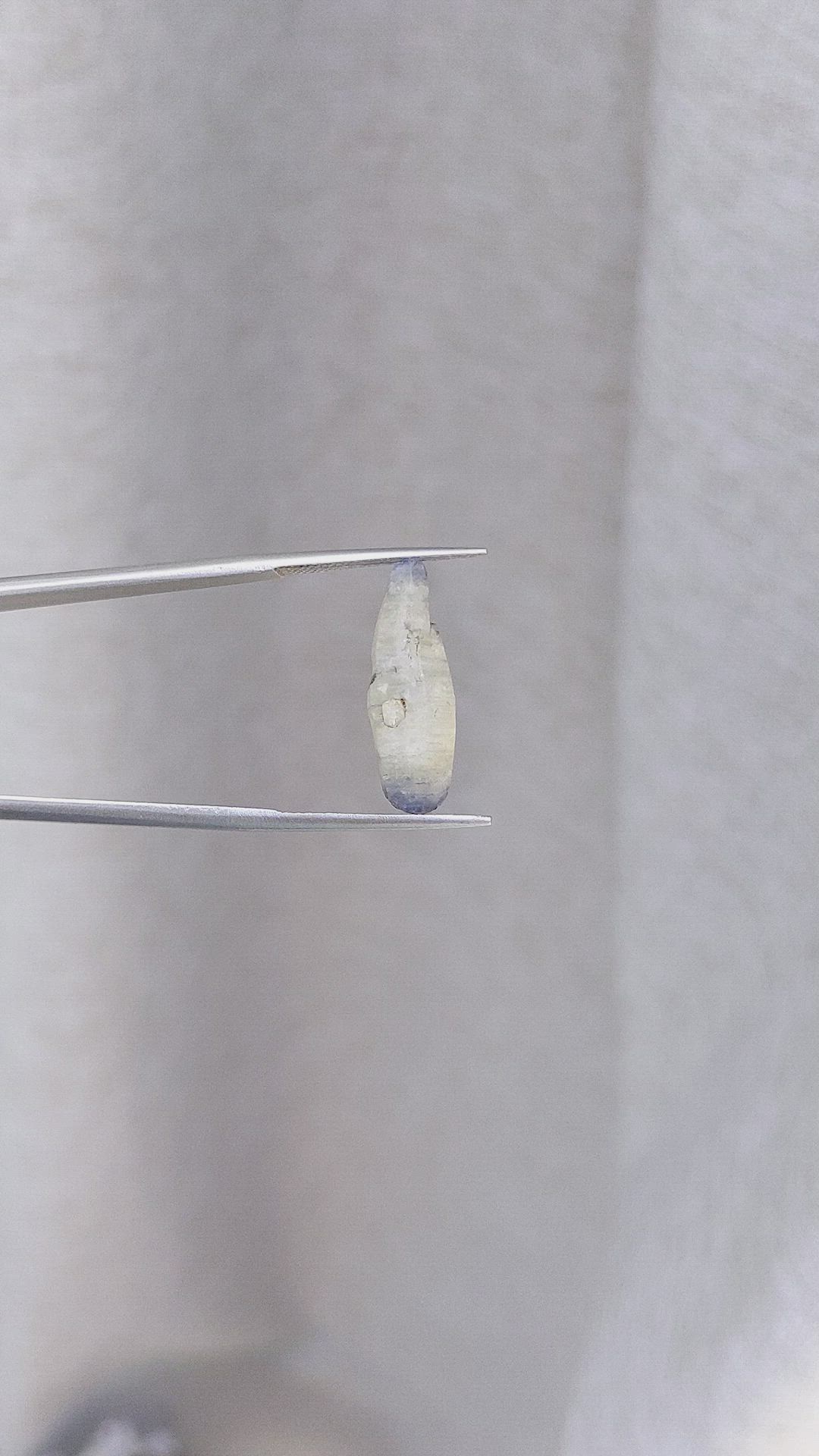 7.00 Ct. Bi Color / Parti Sapphire from Ceylon (Sri Lanka) Size Video