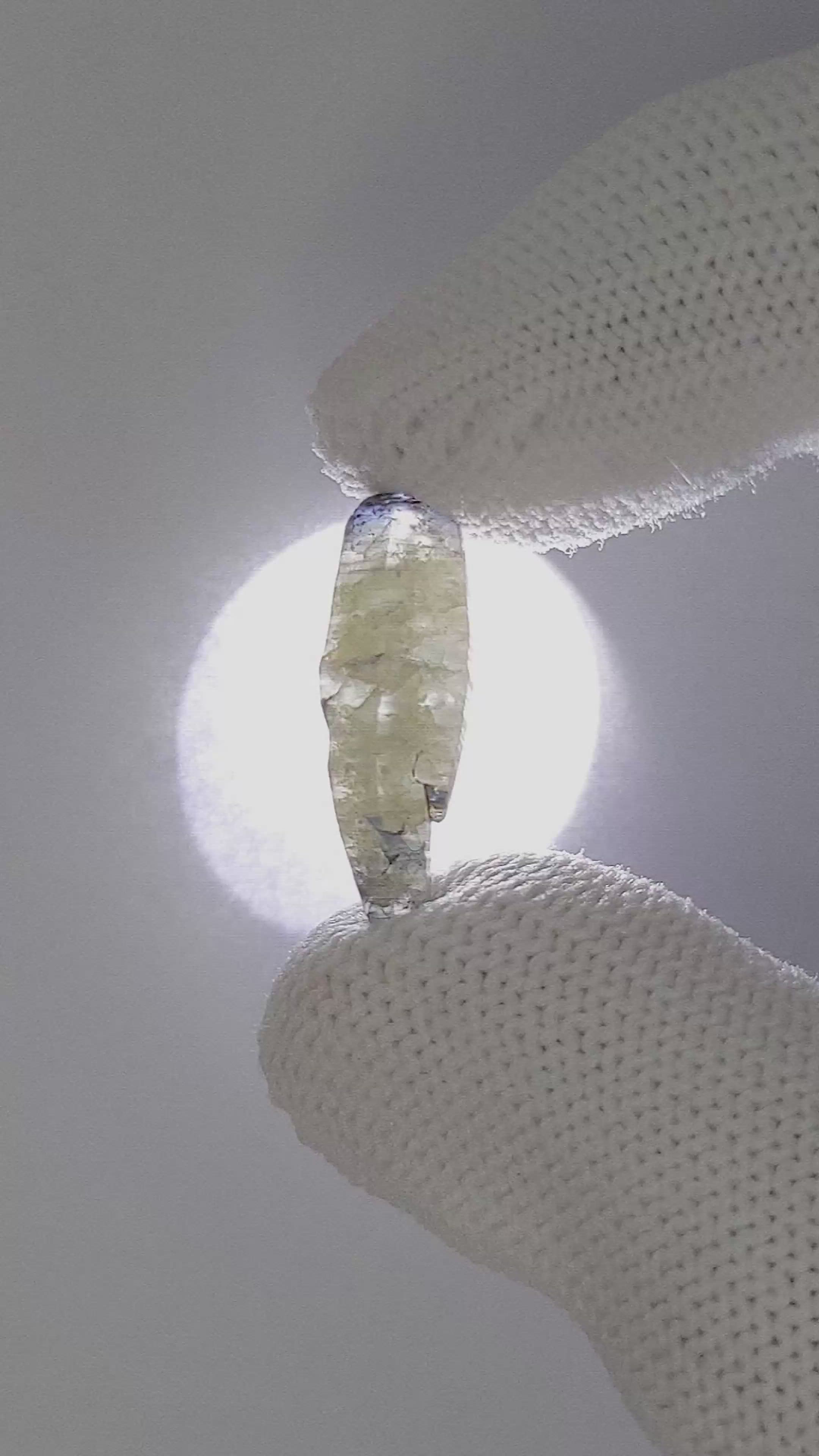 7.00 Ct. Bi Color / Parti Sapphire from Ceylon (Sri Lanka) Size Video