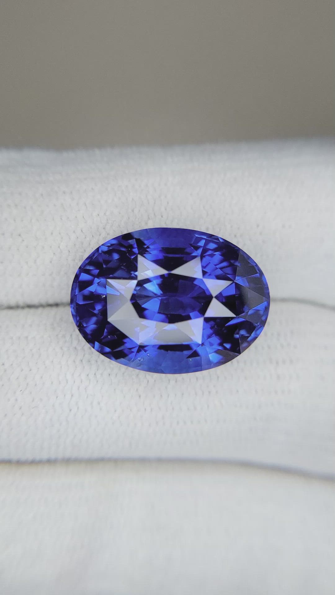 18.10 Ct. Blue Sapphire from Ceylon (Sri Lanka) Size Video