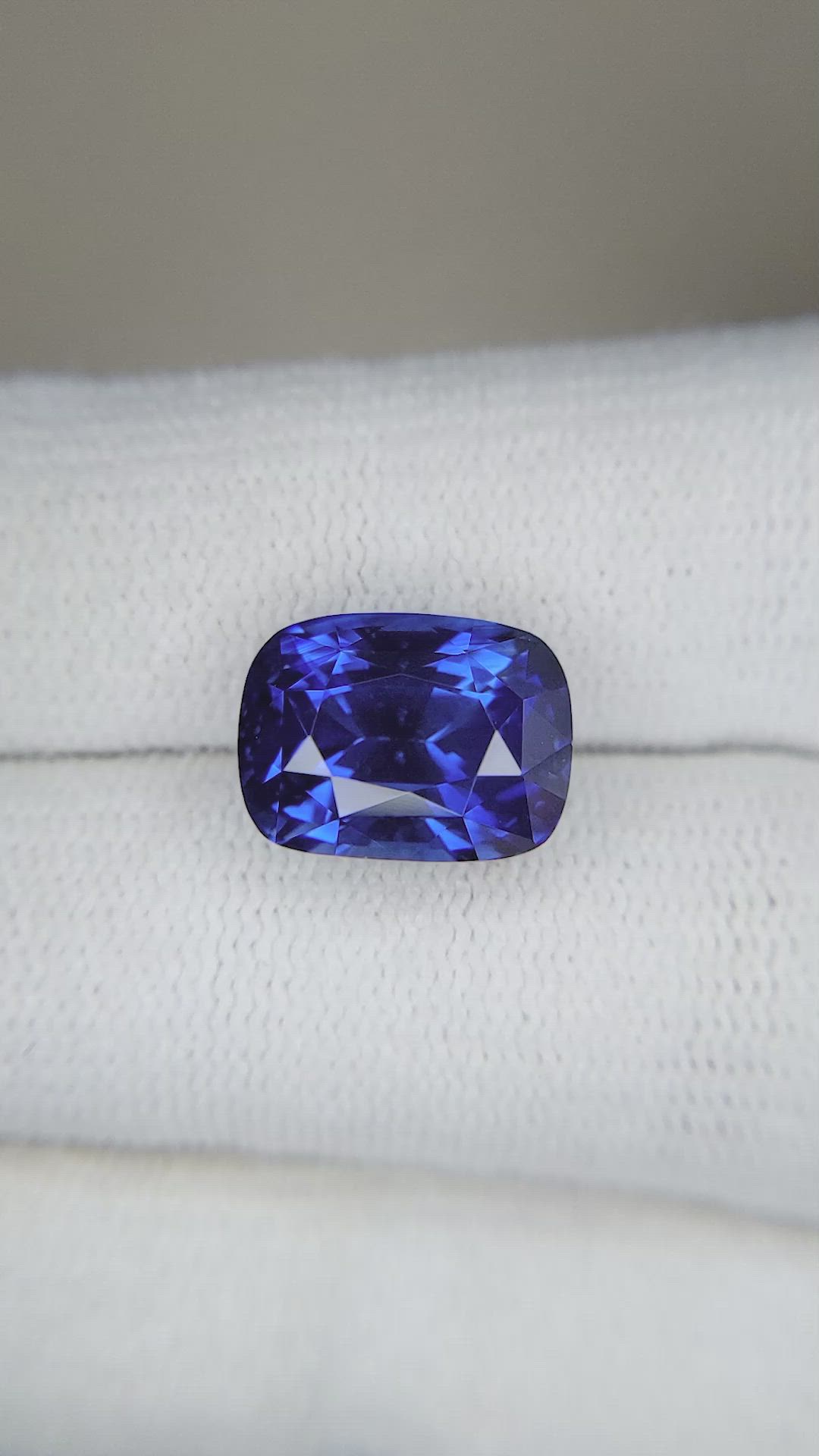 8.10 Ct. Blue Sapphire from Ceylon (Sri Lanka) Size Video