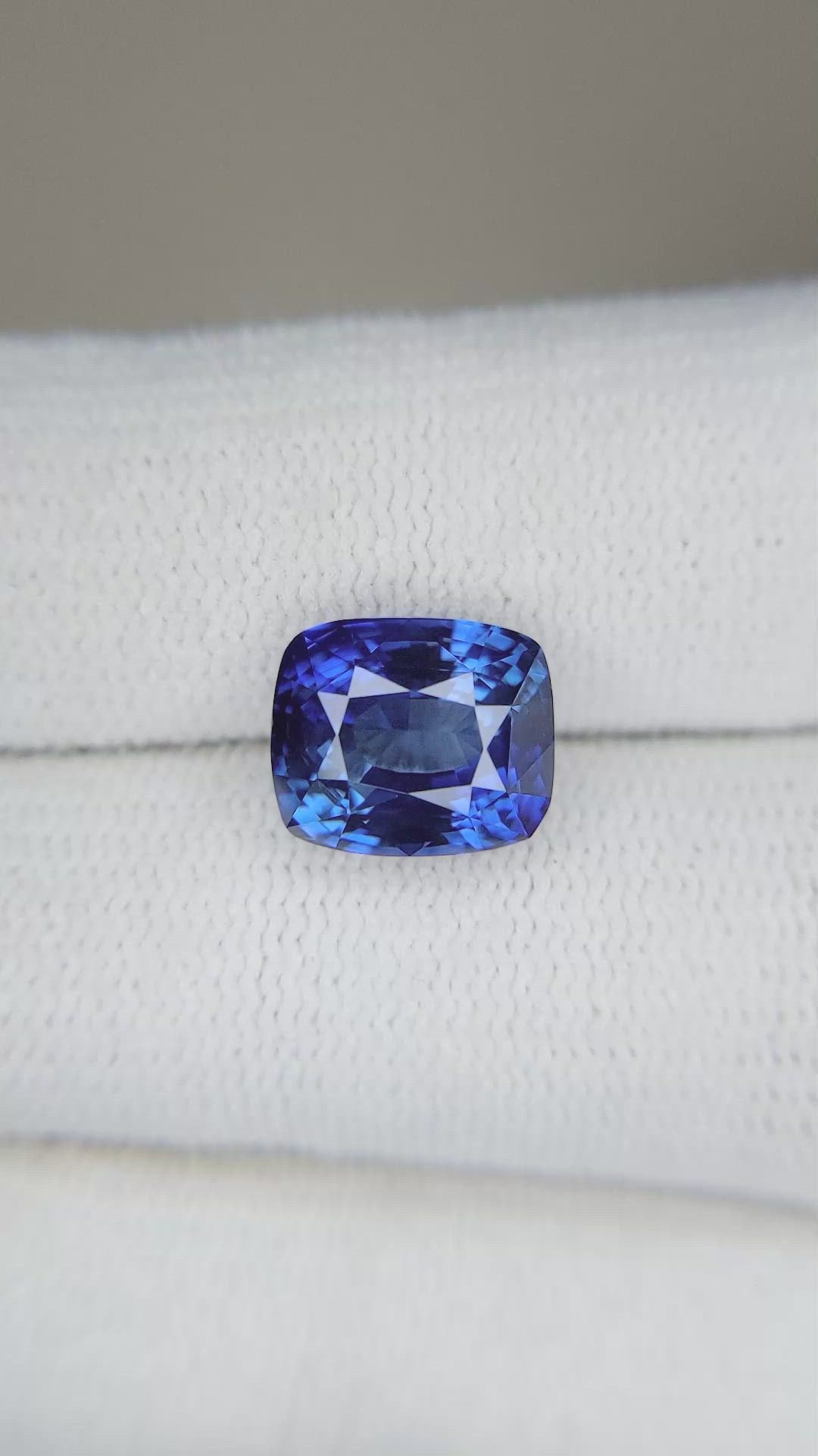 4.70 Ct. Blue Sapphire from Ceylon (Sri Lanka) Size Video