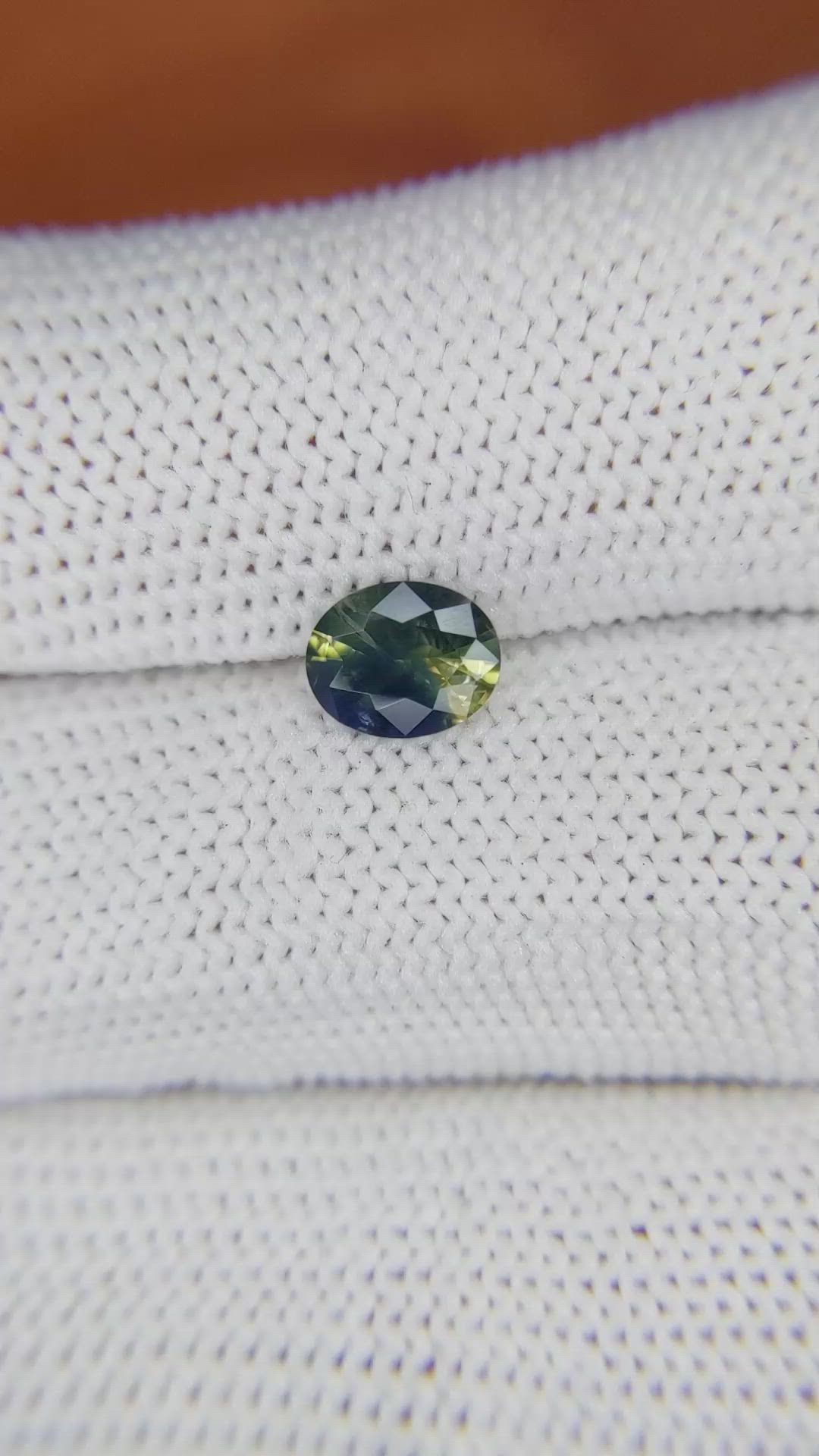 0.87 Ct. Bi Color Sapphire from Ceylon (Sri Lanka) Size Video