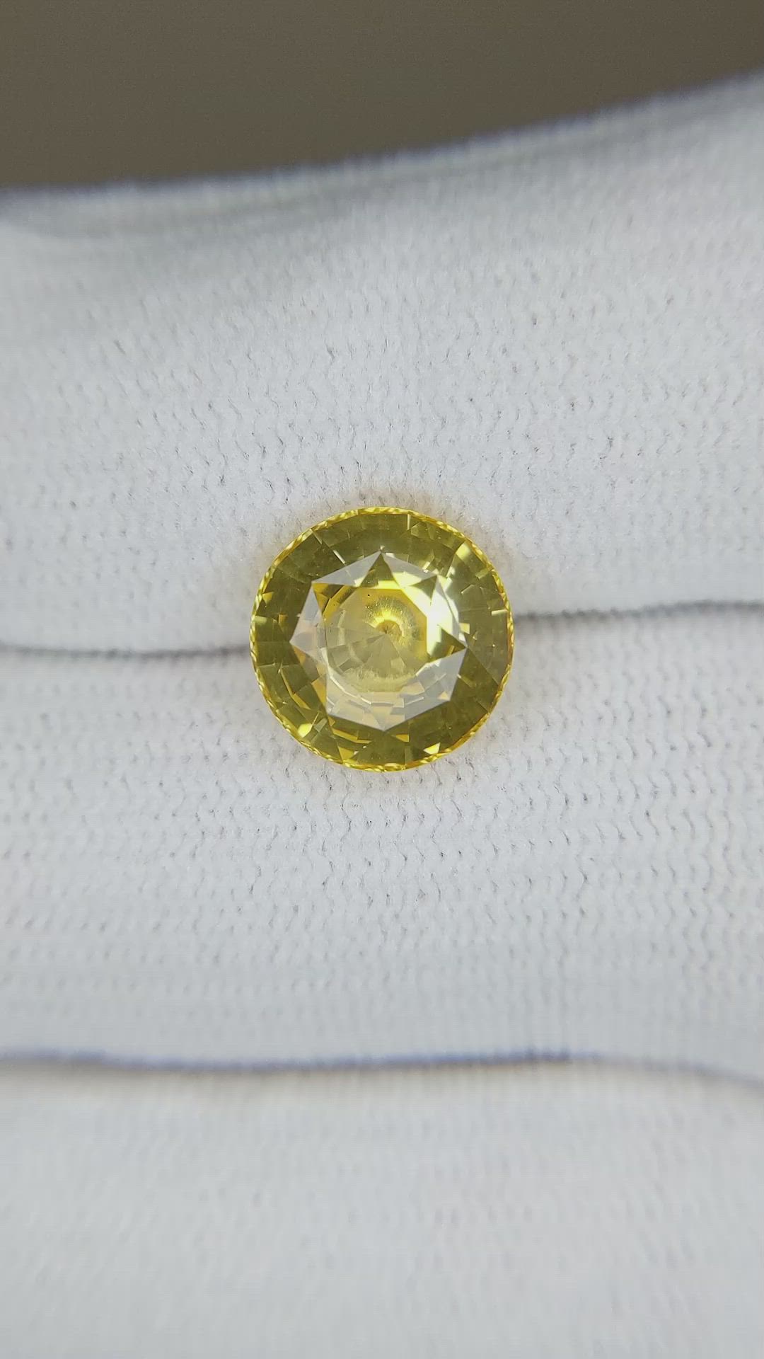 5.01 Ct. Yellow Sapphire from Ceylon (Sri Lanka) Size Video