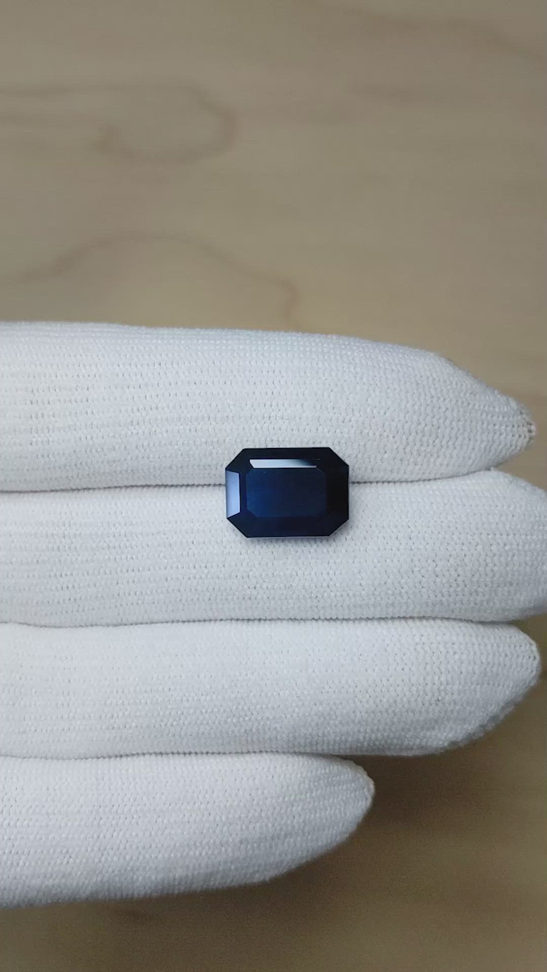 8.06 Ct. Blue Sapphire from Ceylon (Sri Lanka) Size Video