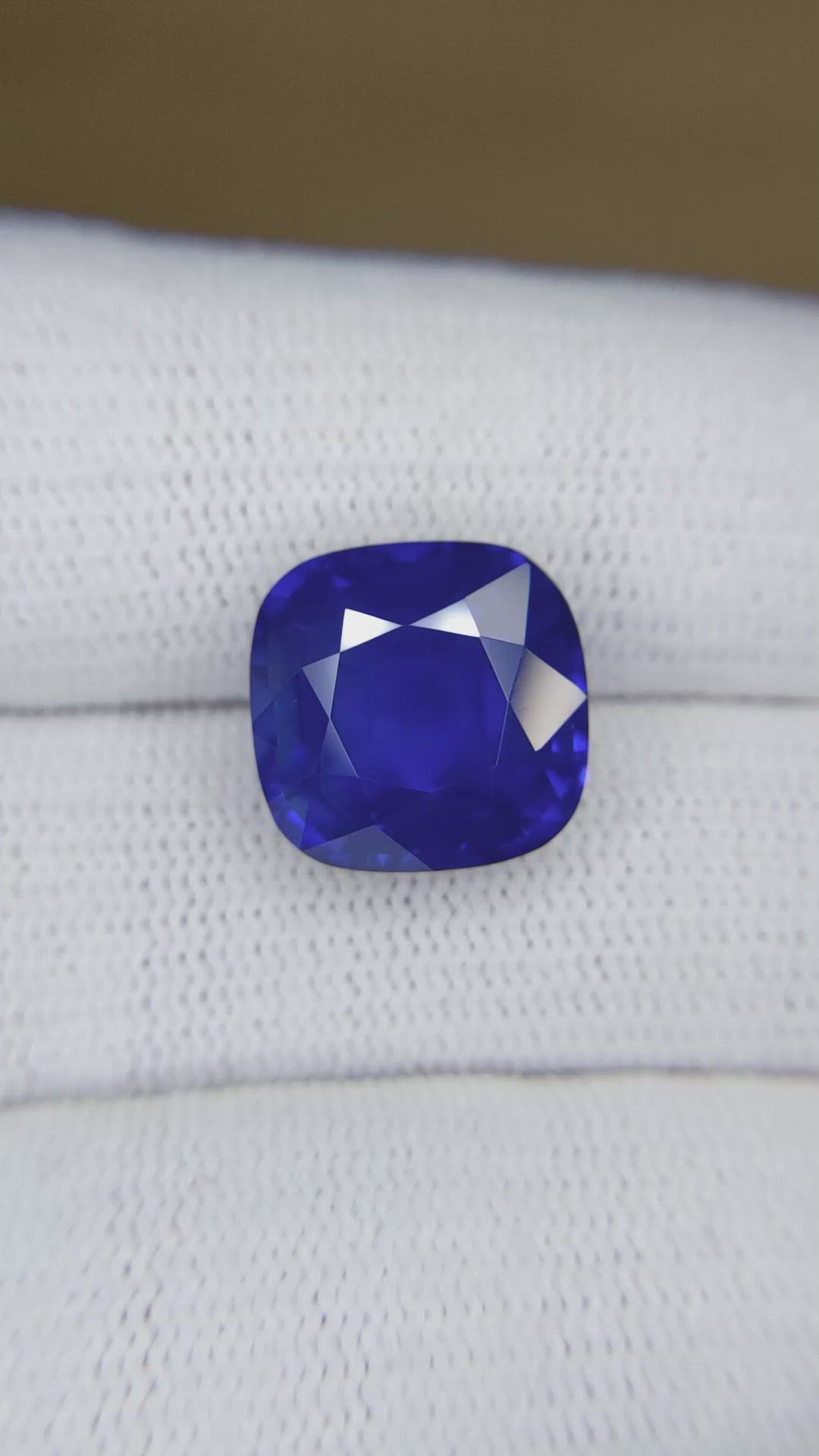 11.45 Ct. Blue Sapphire from Ceylon (Sri Lanka) Size Video
