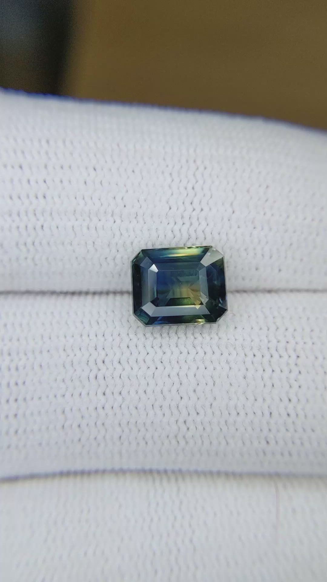 3.08 Ct. Bi Color Sapphire from Ceylon (Sri Lanka) Size Video