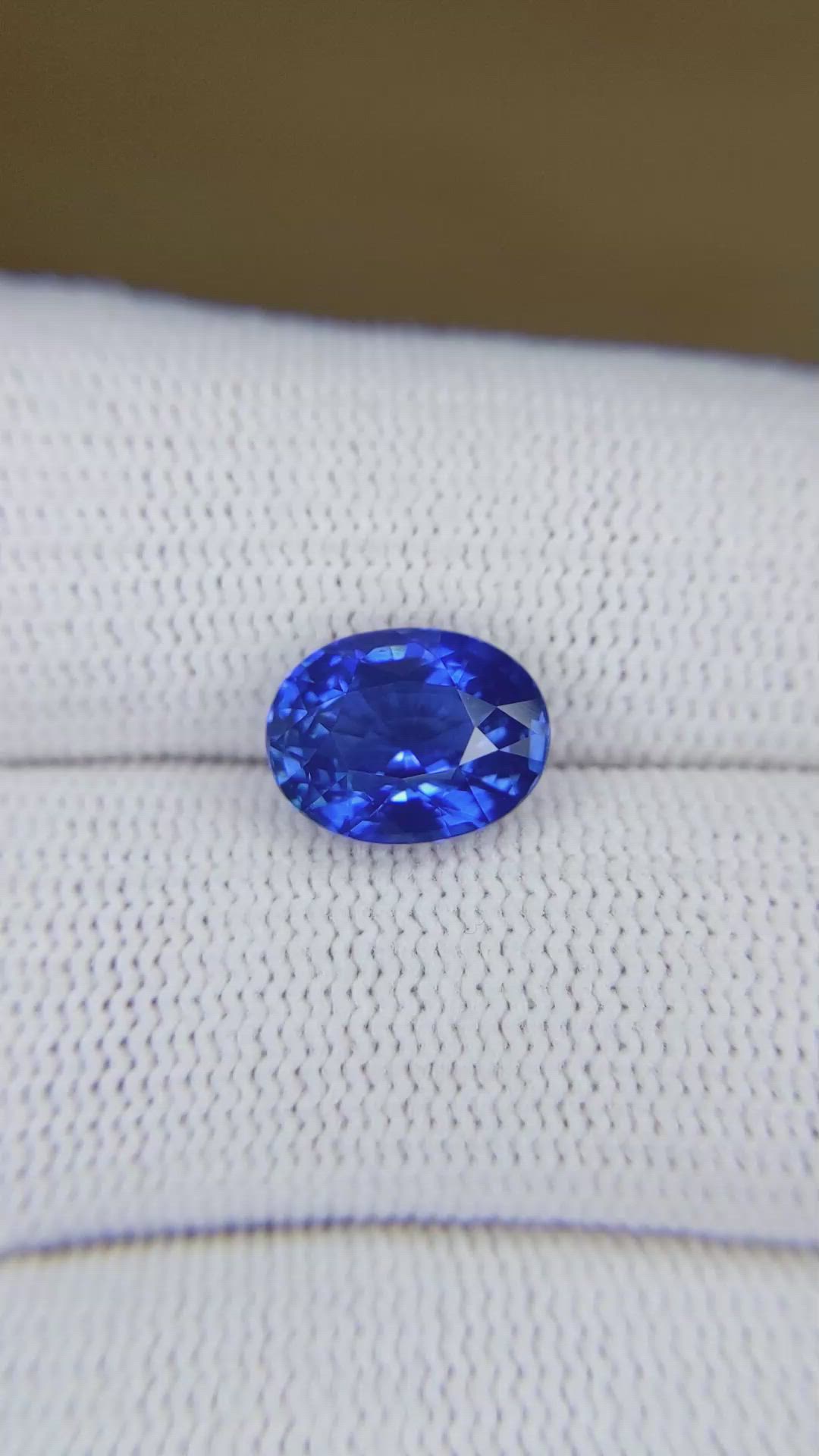 4.00 Ct. Blue Sapphire from Ceylon (Sri Lanka) Size Video