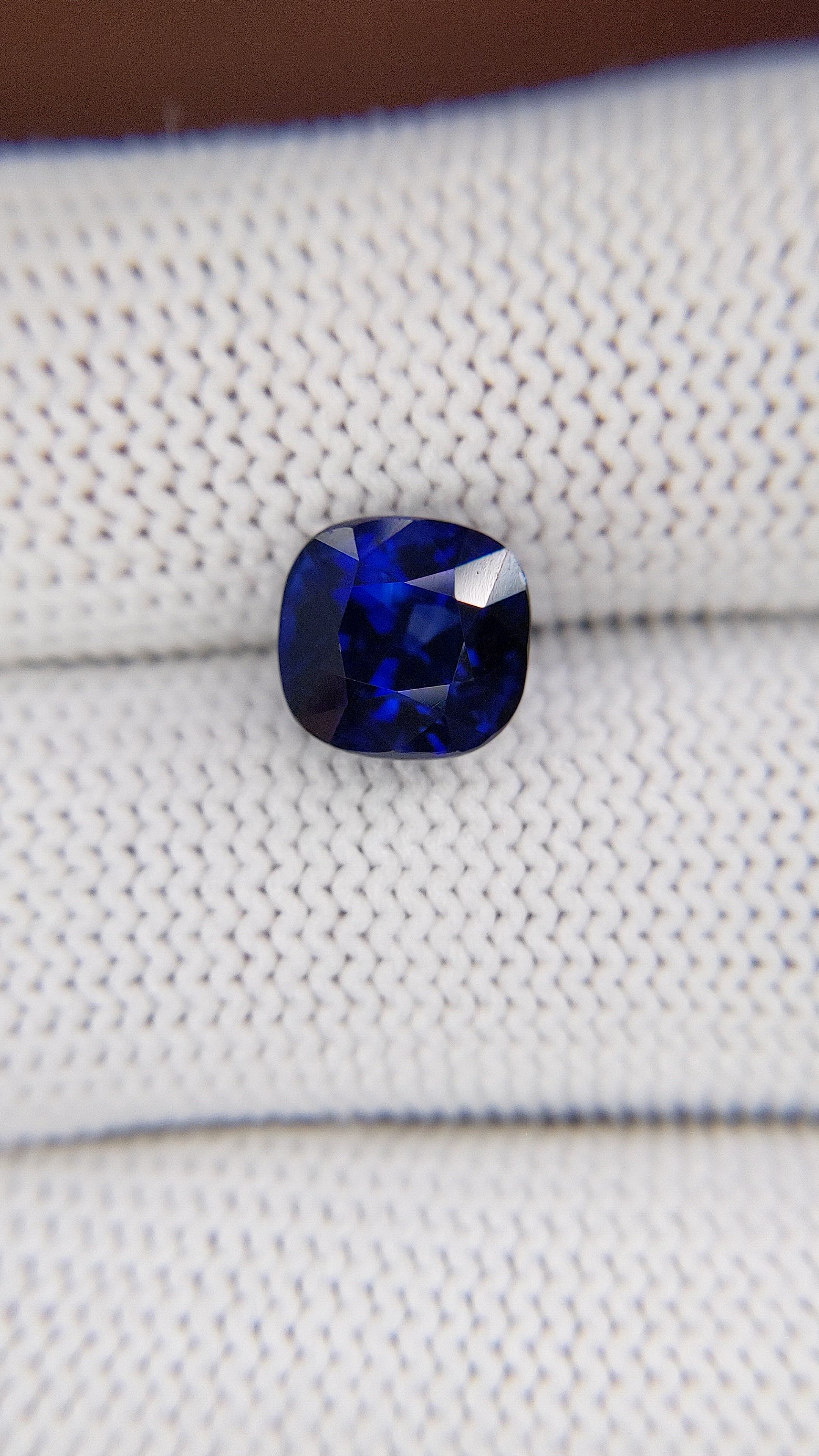 4.03 Ct. Blue Sapphire from Ceylon (Sri Lanka) Size Video