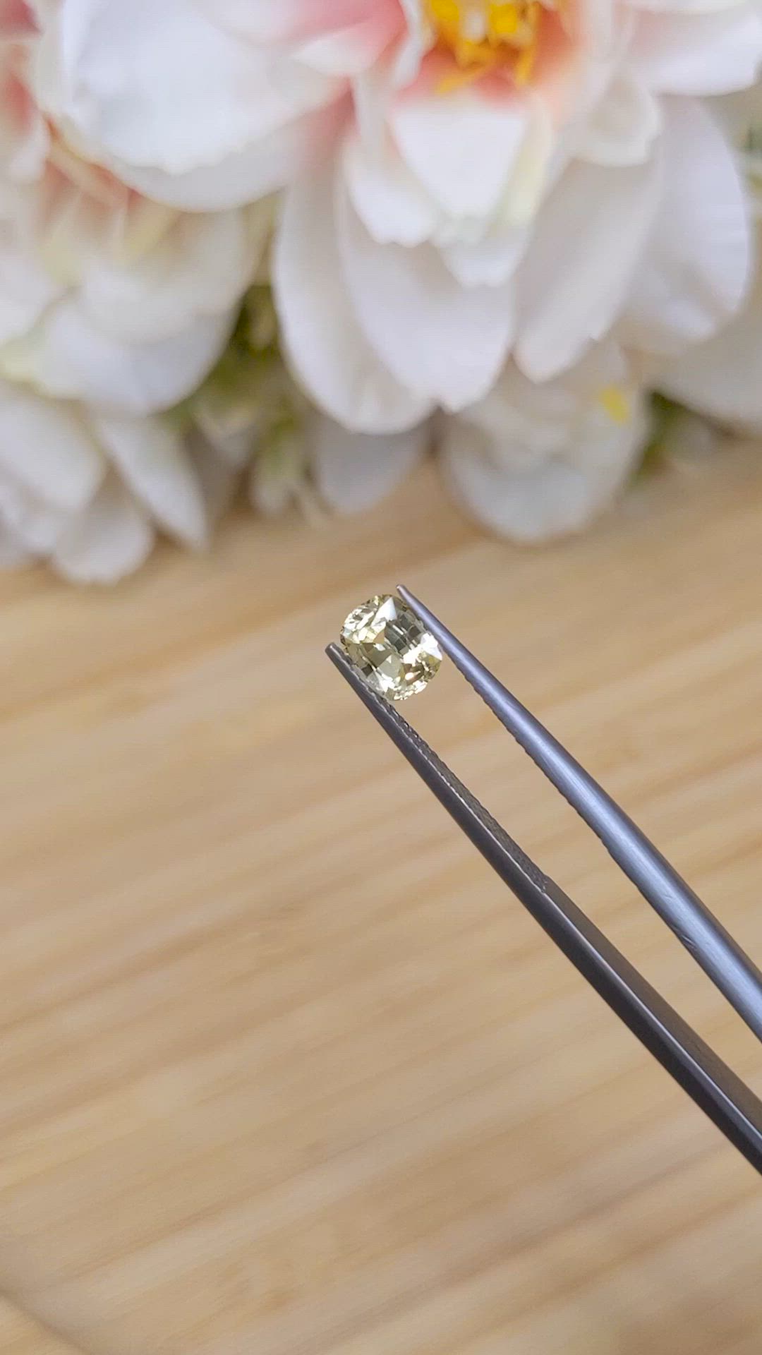 1.00 Ct. Yellow Sapphire from Ceylon (Sri Lanka) Size Video