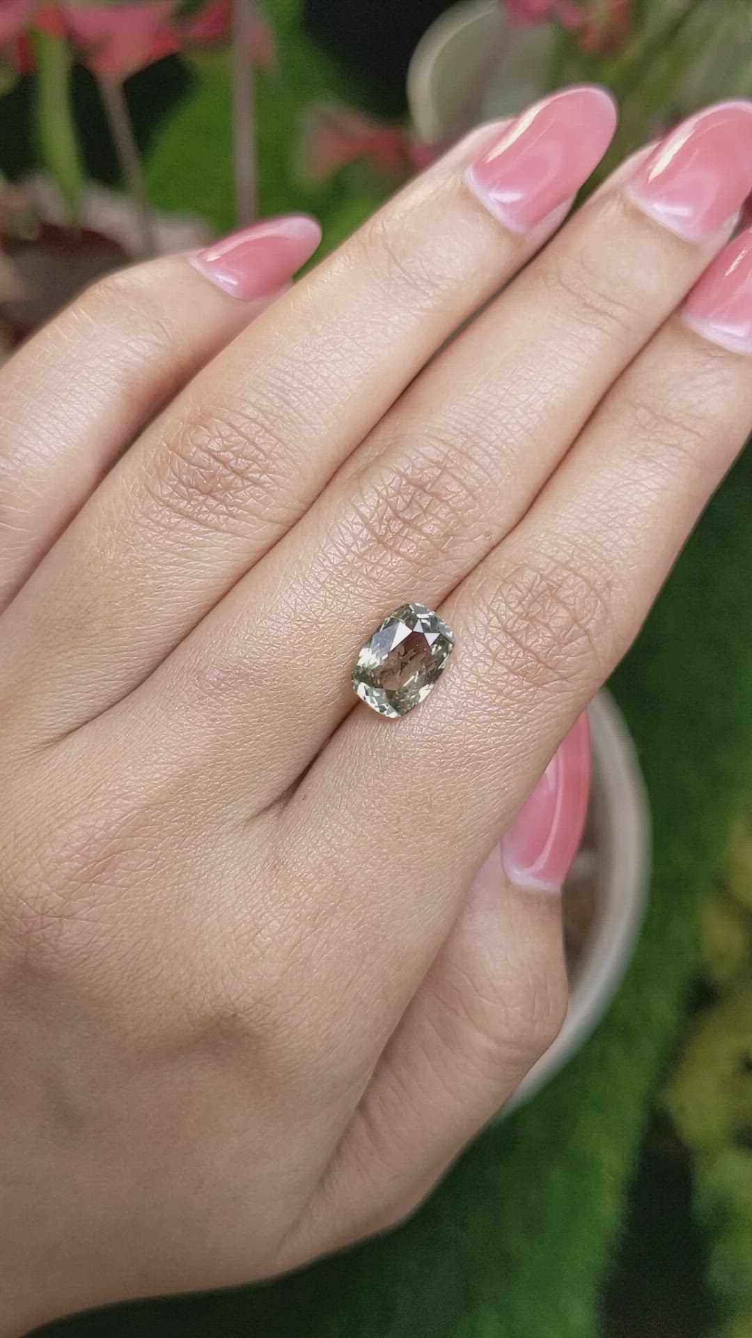 3.20 Ct. Yellowish Green Sapphire from Ceylon (Sri Lanka) Size Video