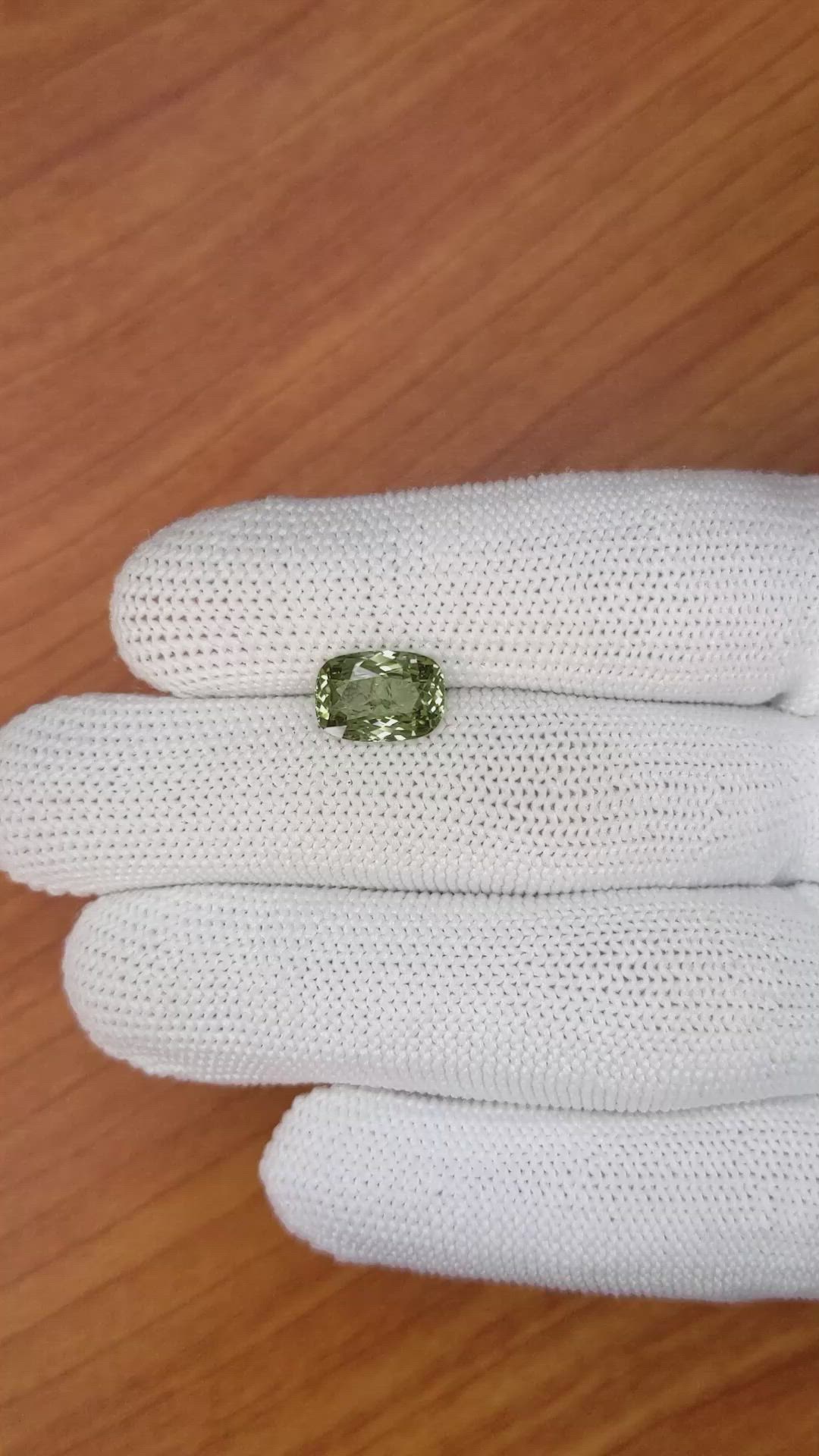 3.20 Ct. Yellowish Green Sapphire from Ceylon (Sri Lanka) Size Video