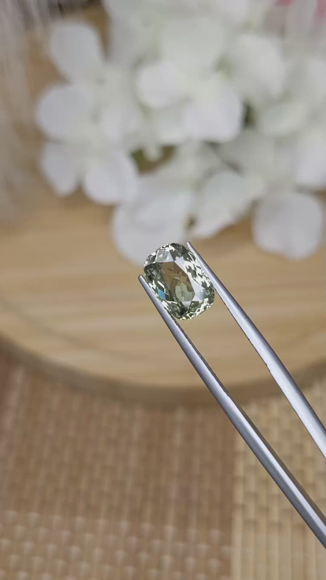 3.20 Ct. Yellowish Green Sapphire from Ceylon (Sri Lanka) Size Video