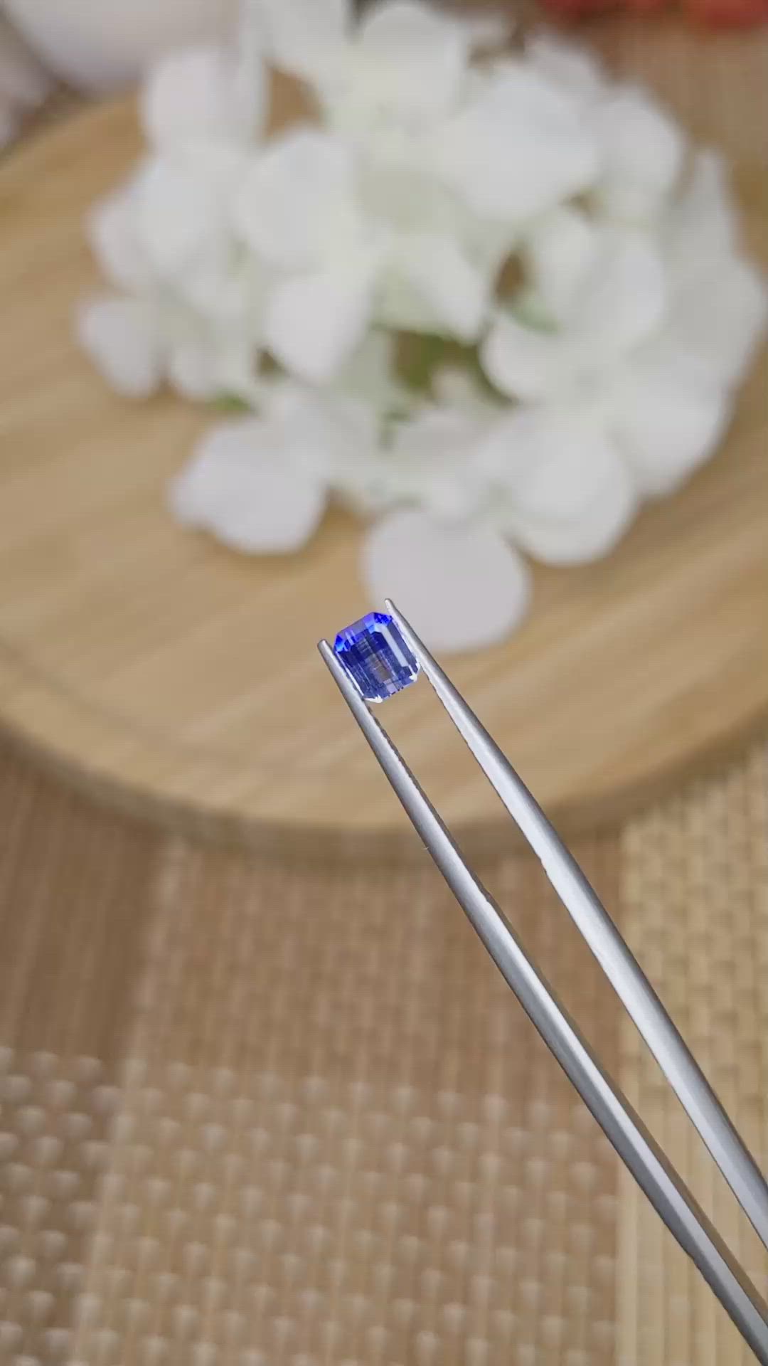0.76 Ct. Bi Color Sapphire from Ceylon (Sri Lanka) Size Video