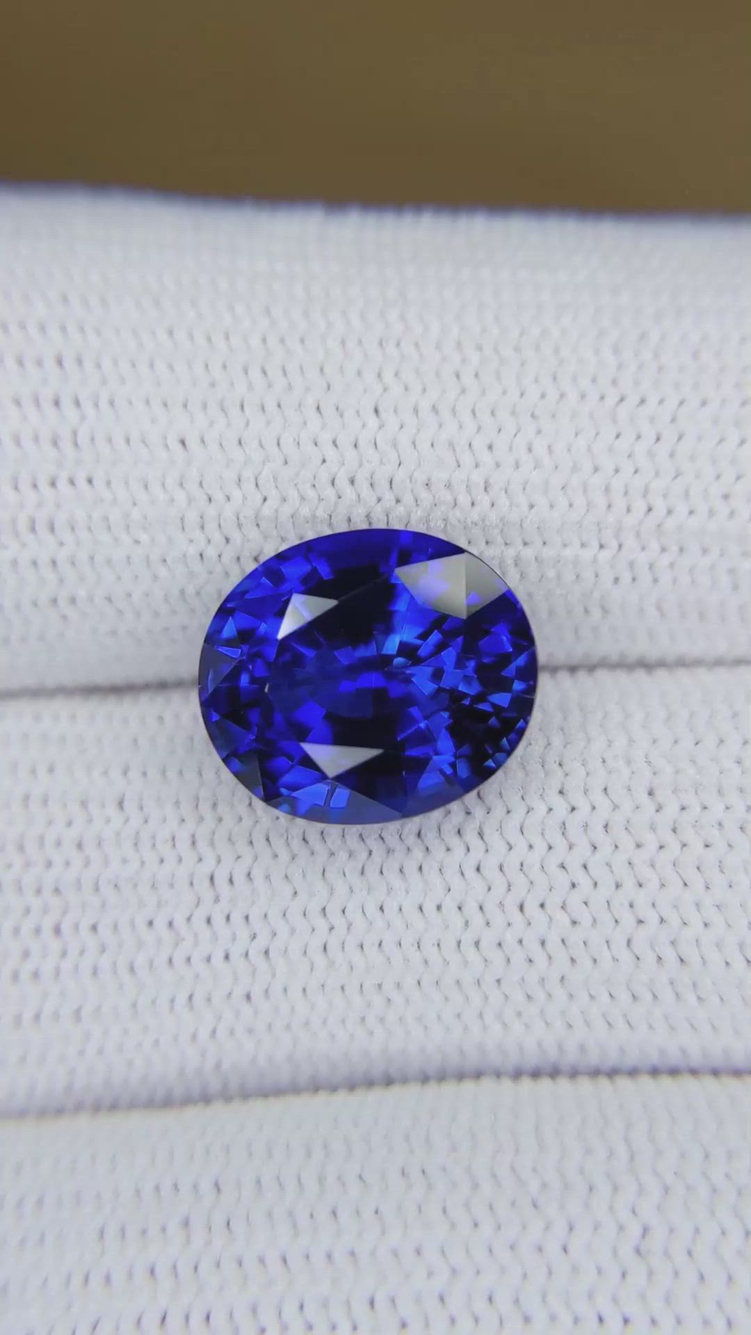 7.67 Ct. Blue Sapphire from Ceylon (Sri Lanka) Size Video