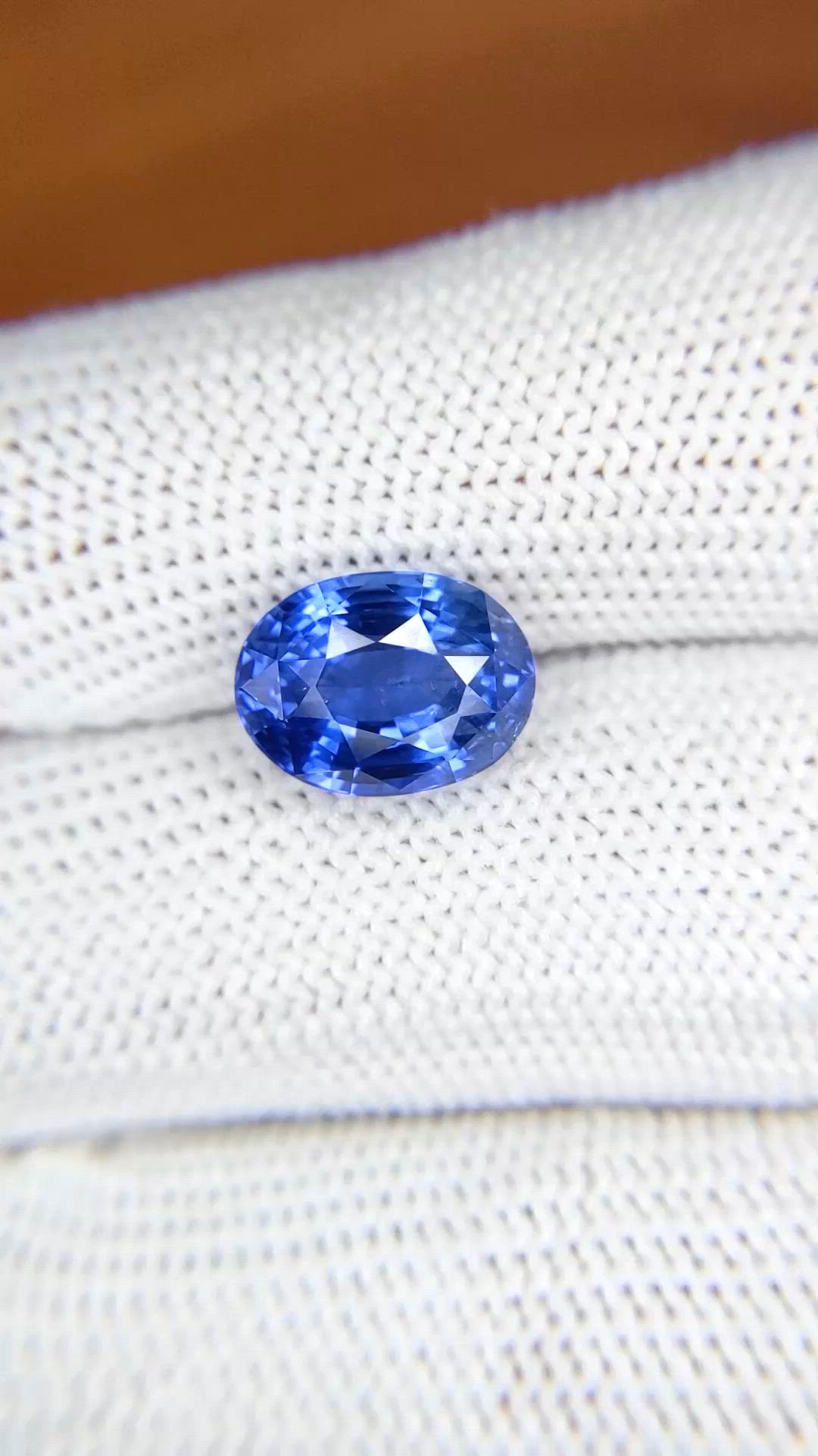 5.05 Ct. Blue Sapphire from Ceylon (Sri Lanka) Size Video