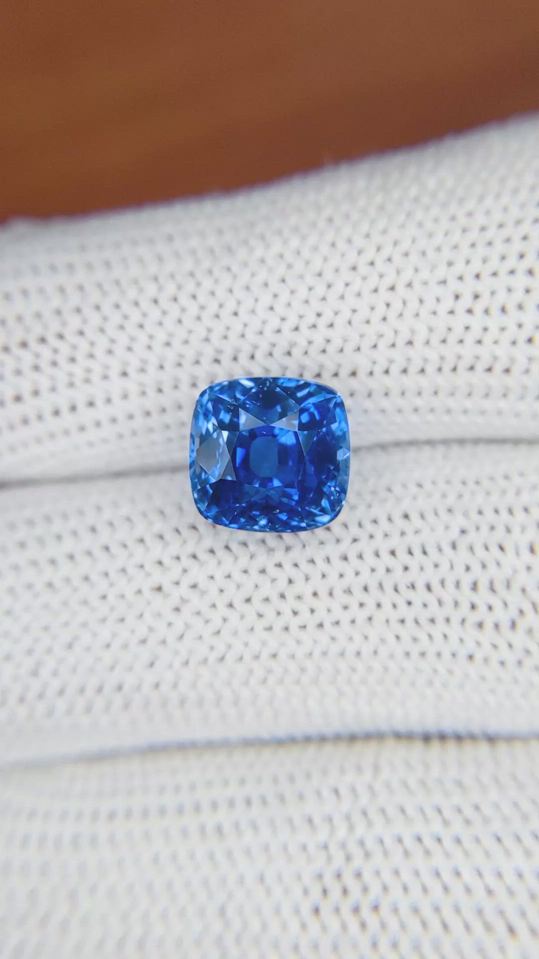 5.66 Ct. Blue Sapphire from Ceylon (Sri Lanka) Size Video
