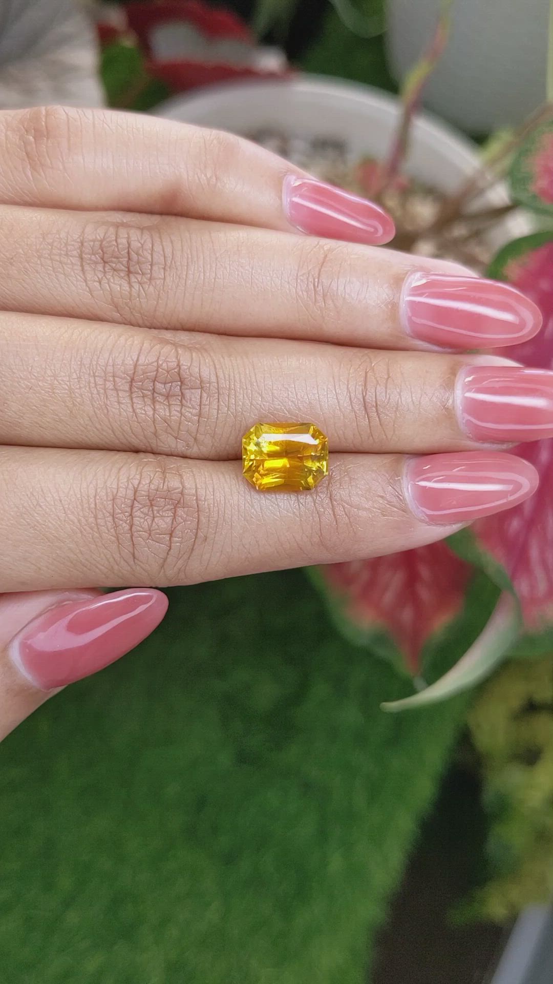 5.17 Ct. Yellowish Orange Sapphire from Ceylon (Sri Lanka) Size Video