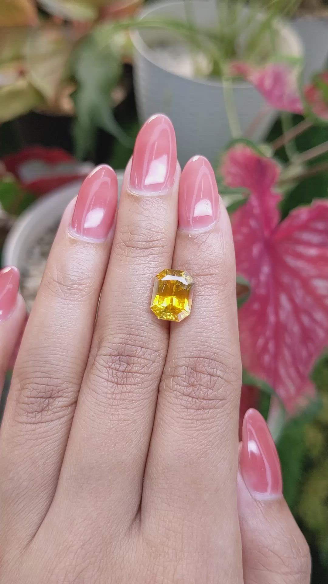 5.17 Ct. Yellowish Orange Sapphire from Ceylon (Sri Lanka) Size Video