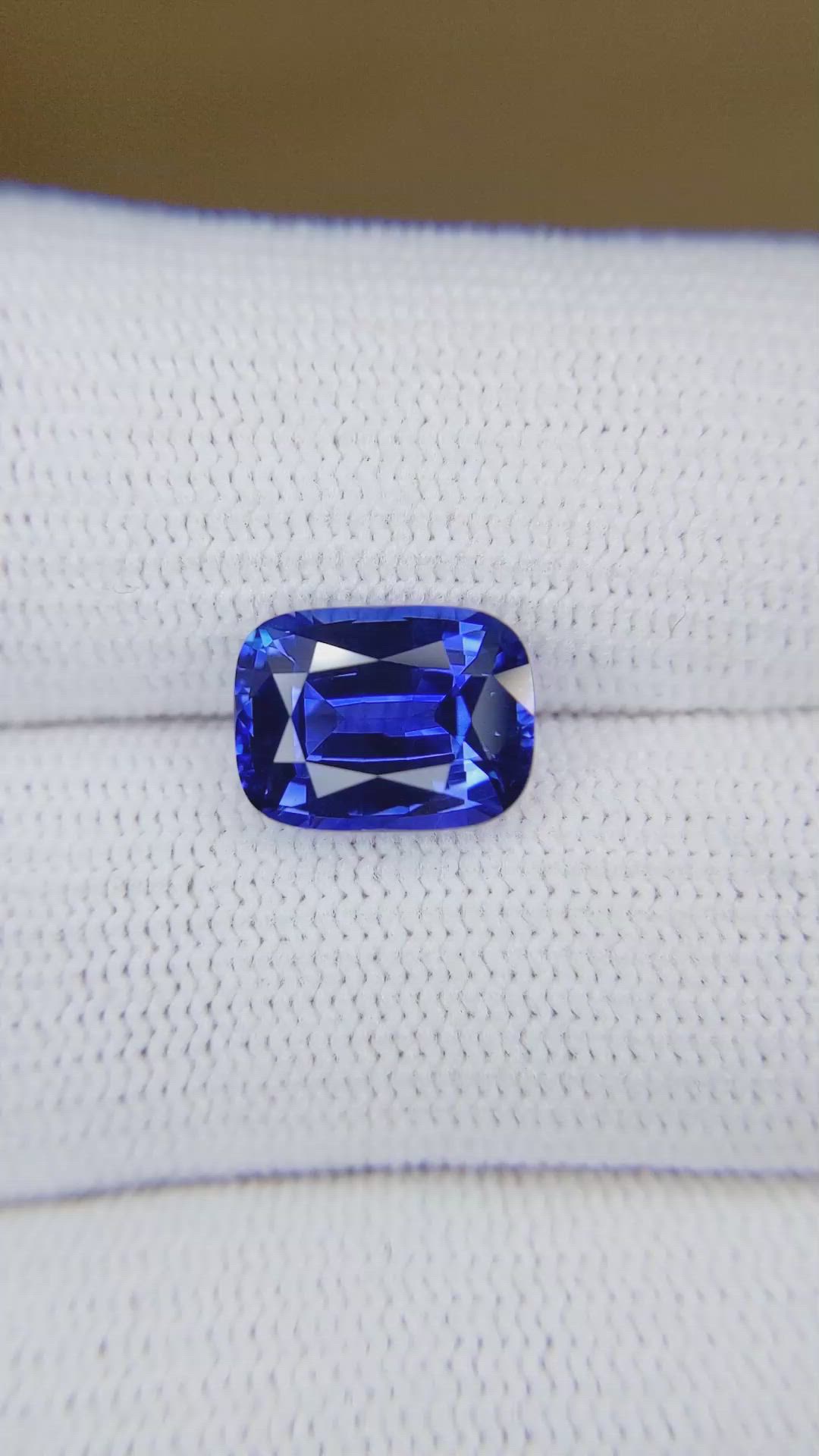 4.45 Ct. Blue Sapphire from Ceylon (Sri Lanka) Size Video