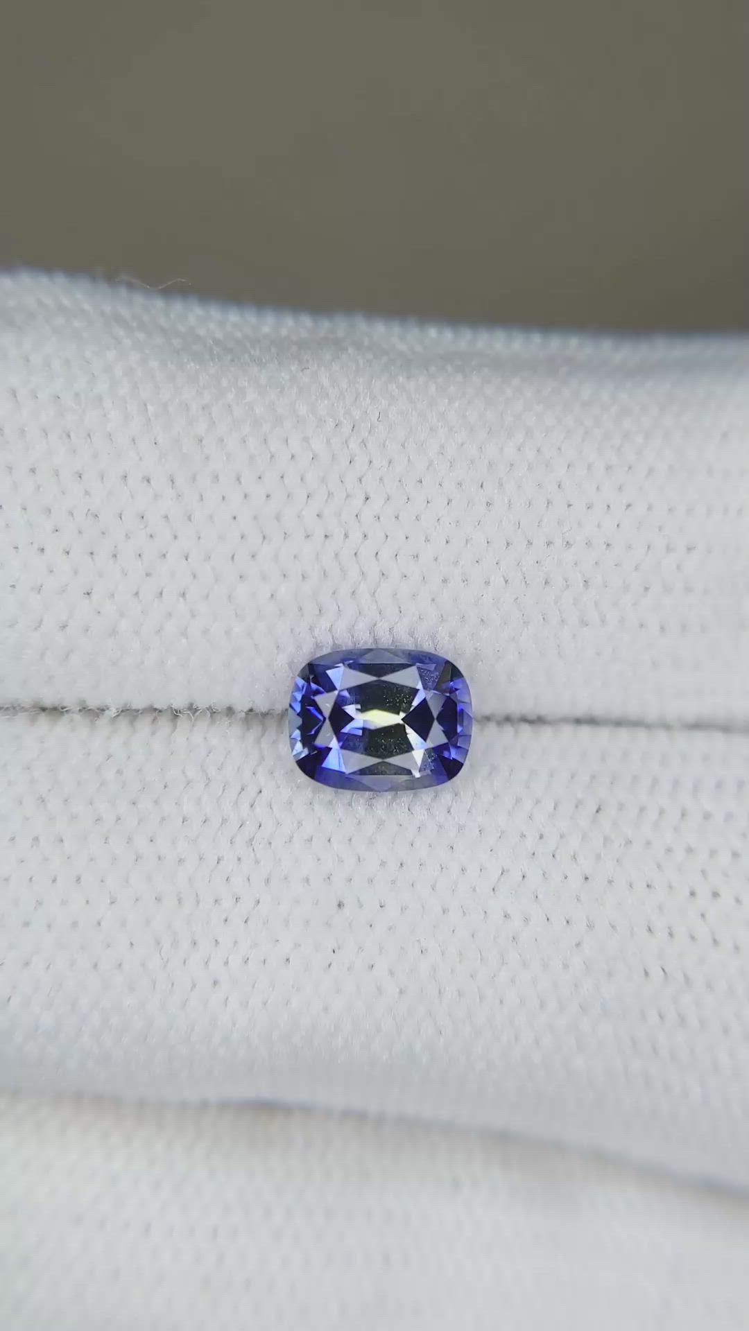 1.25 Ct. Bi Color / Parti Sapphire from Ceylon (Sri Lanka) Size Video