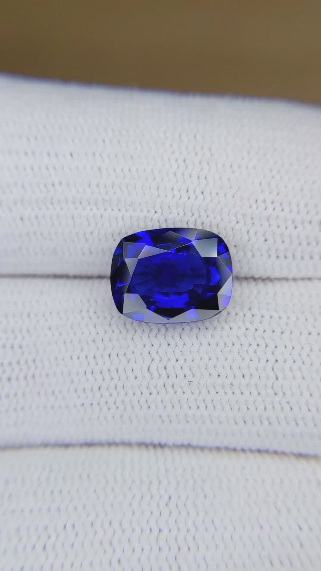 4.03 Ct. Blue Sapphire from Ceylon (Sri Lanka) Size Video