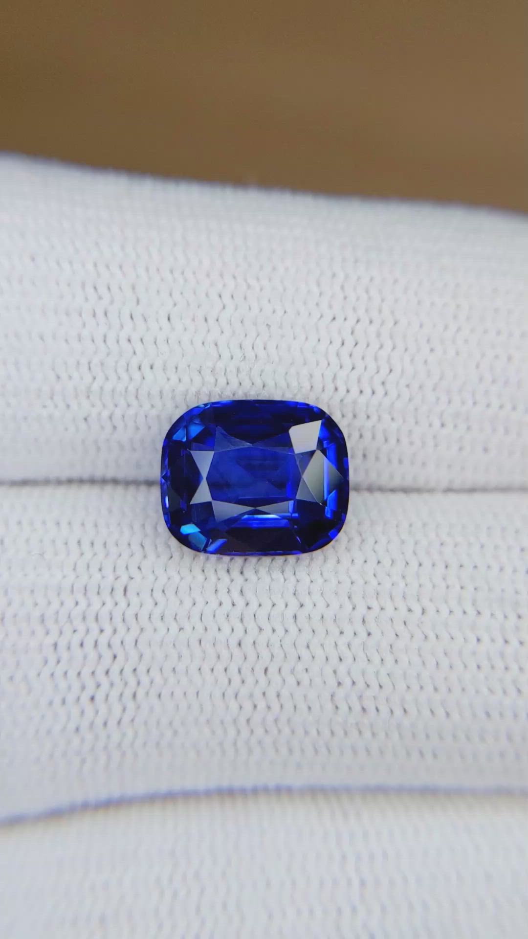 5.04 Ct. Blue Sapphire from Ceylon (Sri Lanka) Size Video