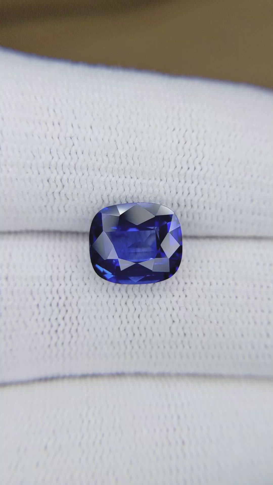 4.34 Ct. Blue Sapphire from Ceylon (Sri Lanka) Size Video