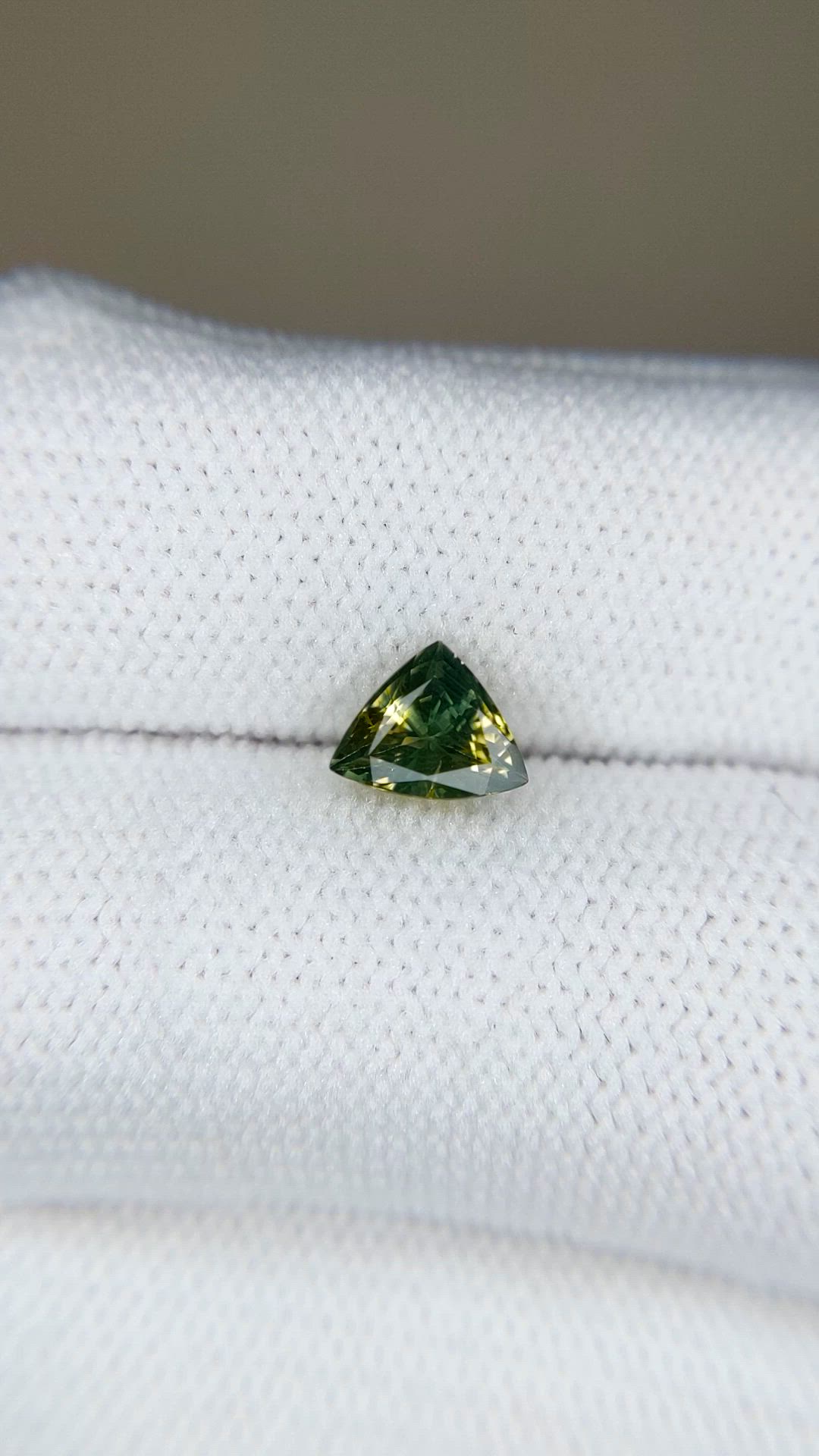 0.95 Ct. Yellowish Green Sapphire from Ceylon (Sri Lanka) Size Video