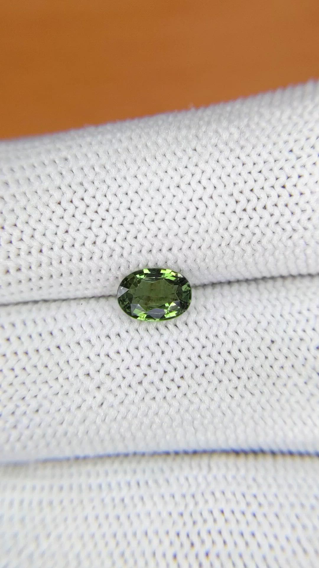0.90 Ct. Yellowish Green Sapphire from Ceylon (Sri Lanka) Size Video