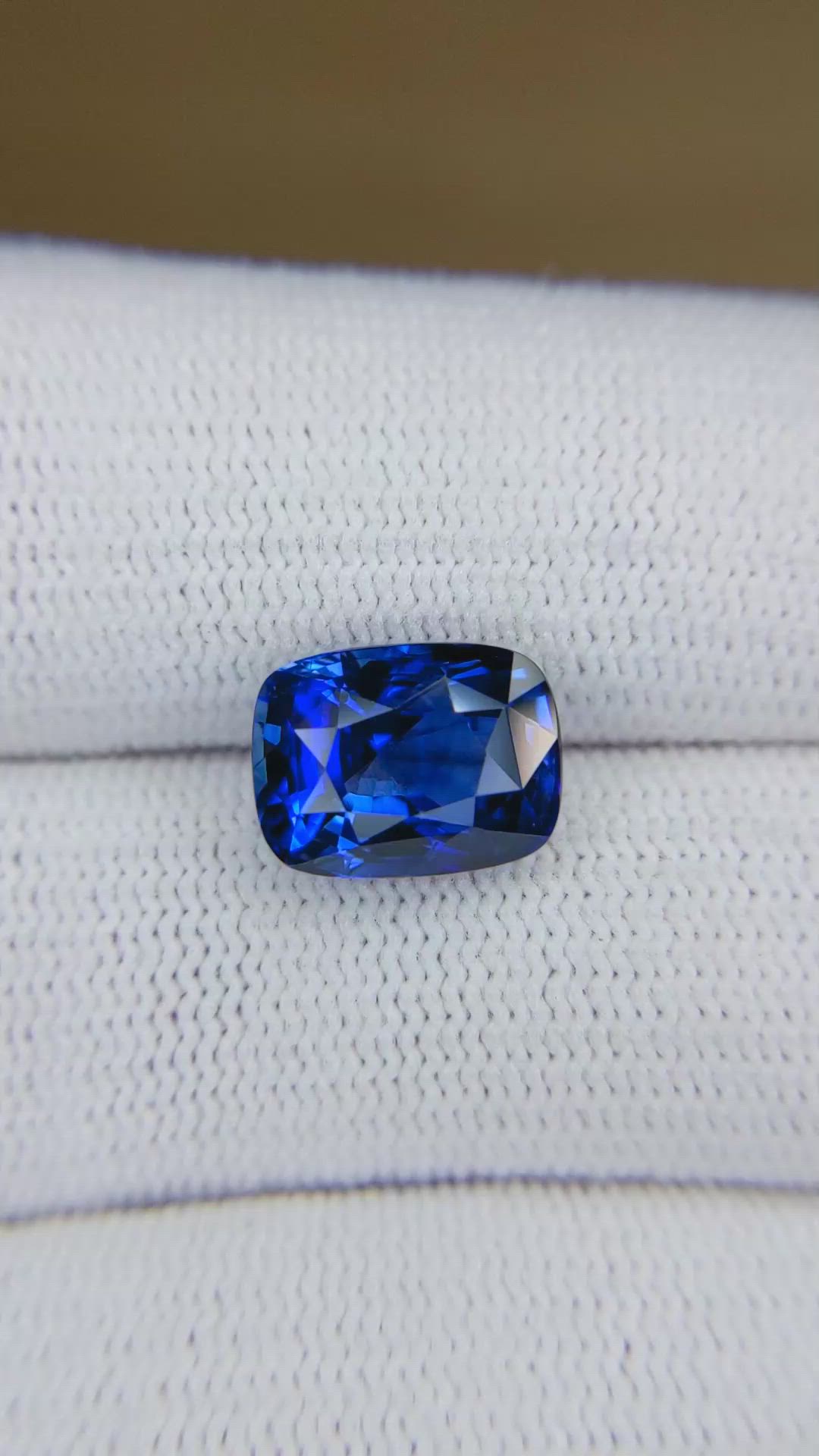 5.32 Ct. Blue Sapphire from Ceylon (Sri Lanka) Size Video