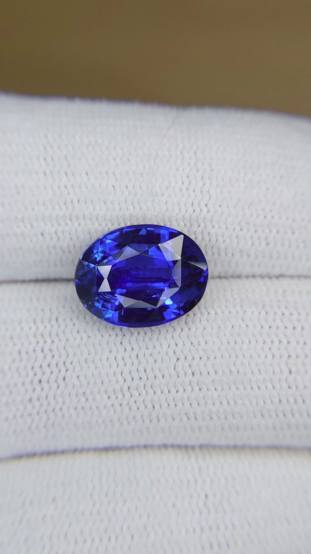 6.66 Ct. Blue Sapphire from Ceylon (Sri Lanka) Size Video