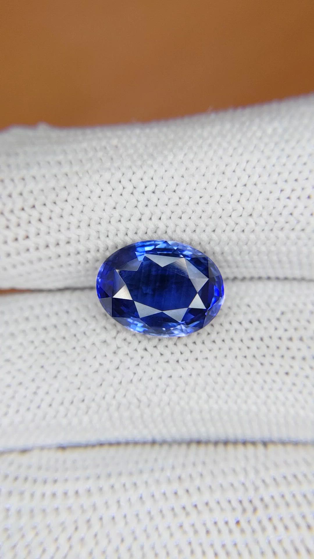 5.56 Ct. Blue Sapphire from Ceylon (Sri Lanka) Size Video