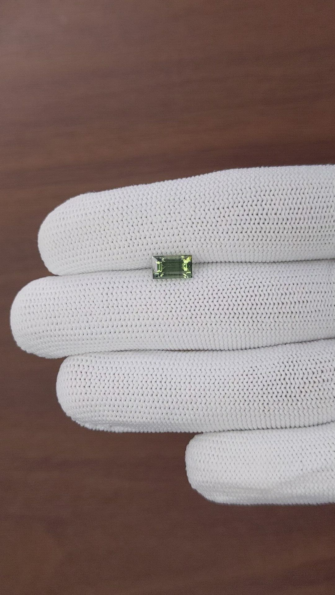 1.68 Ct. Yellowish Green Sapphire from Ceylon (Sri Lanka) Size Video