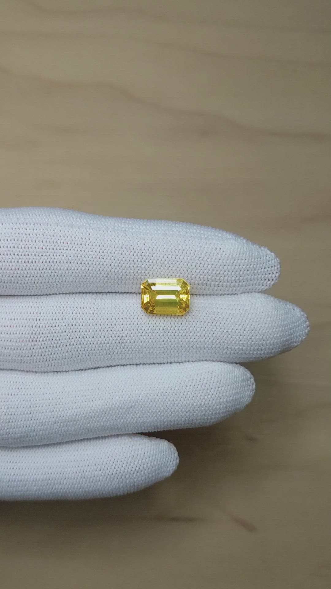 4.17 Ct. Orangish Yellow Sapphire from Ceylon (Sri Lanka) Size Video