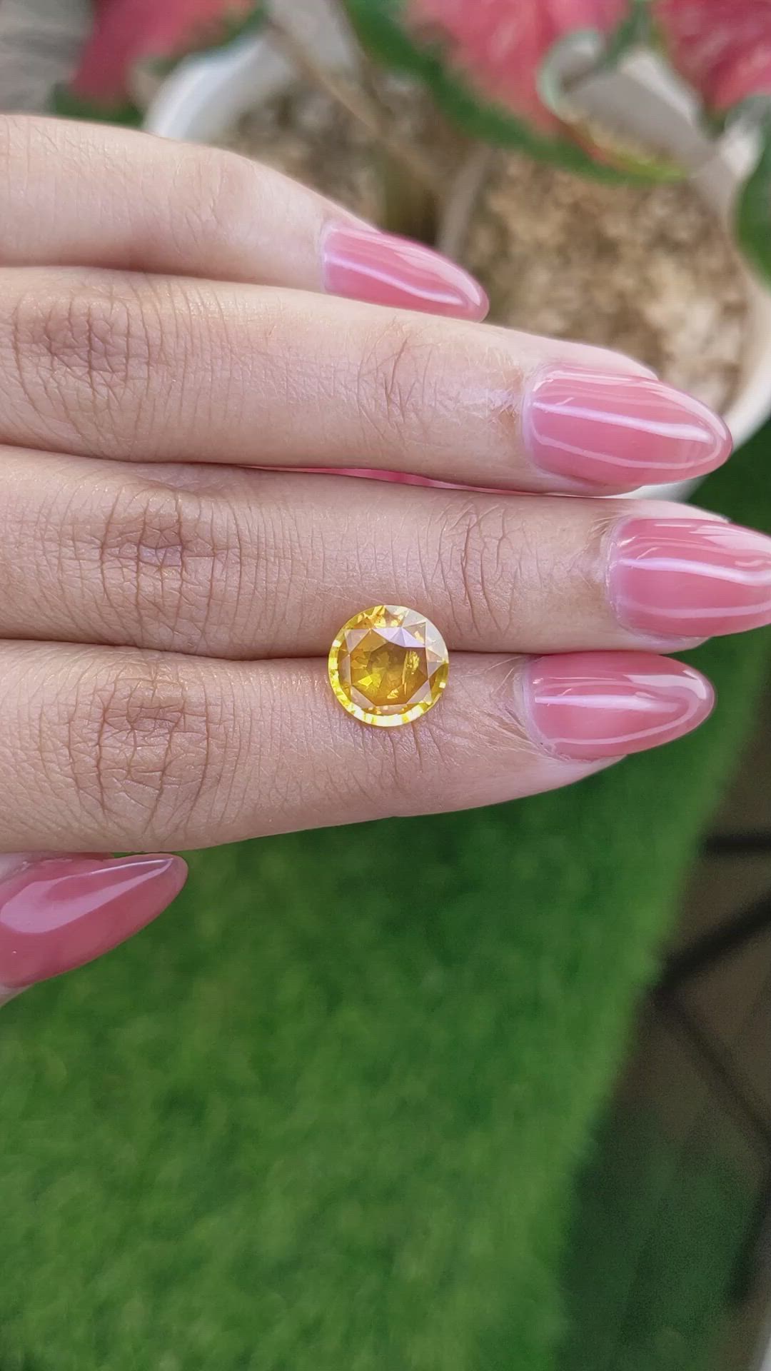 3.67 Ct. Yellowish Orange Sapphire from Ceylon (Sri Lanka) Size Video