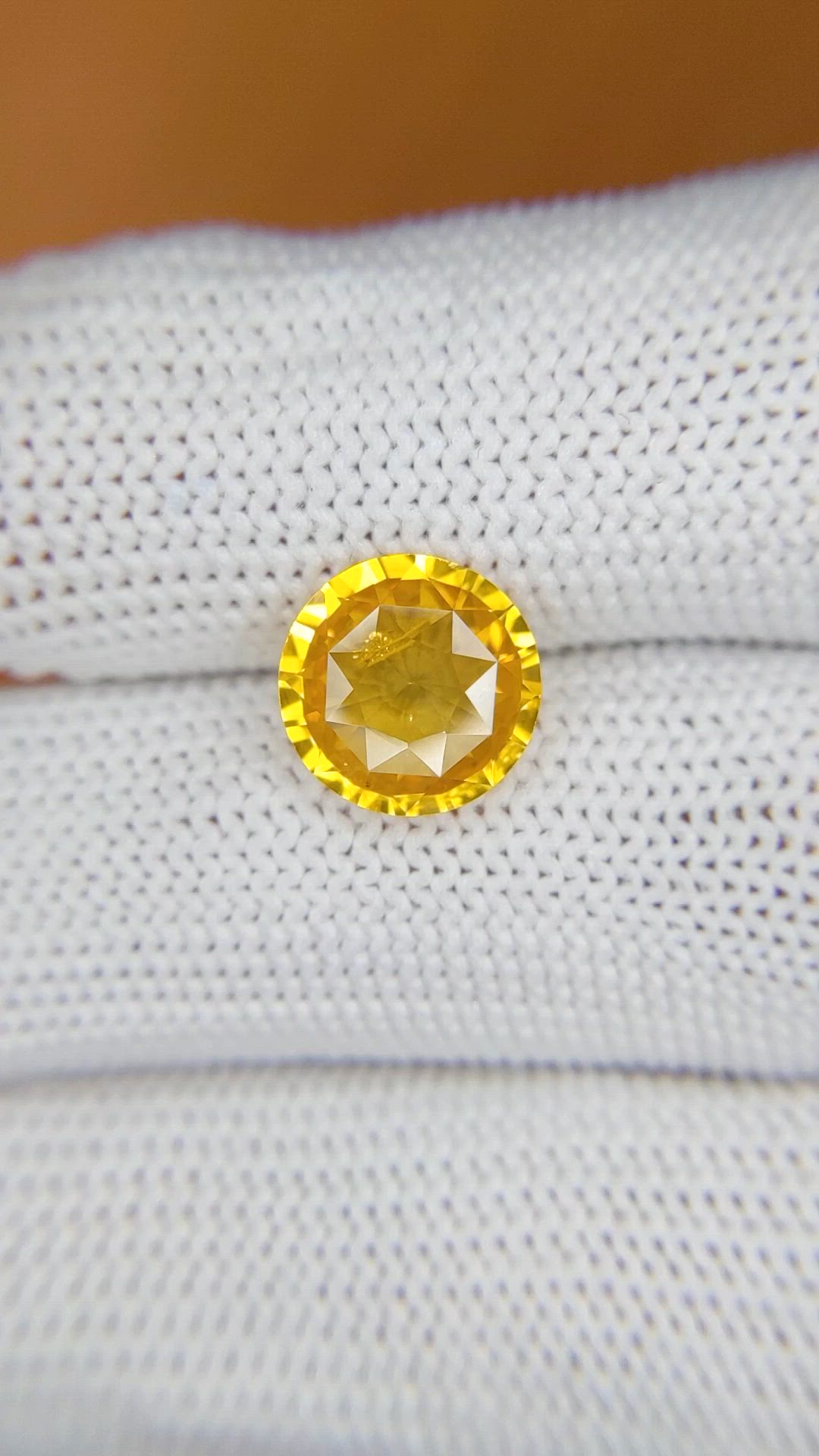 3.67 Ct. Yellowish Orange Sapphire from Ceylon (Sri Lanka) Size Video
