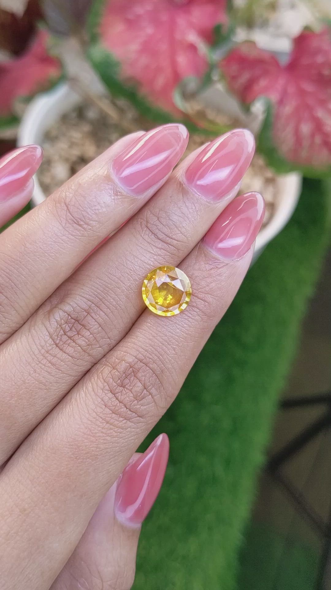 3.67 Ct. Yellowish Orange Sapphire from Ceylon (Sri Lanka) Size Video