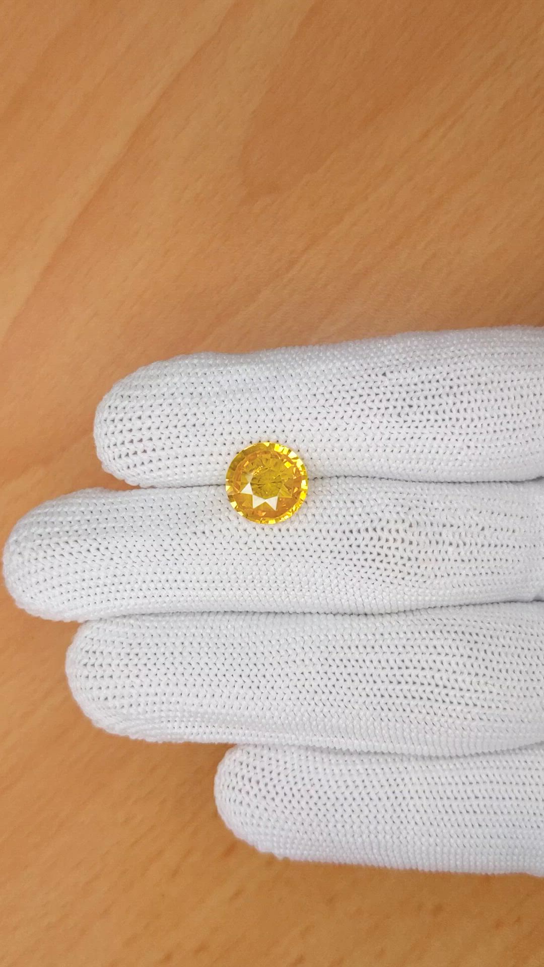 3.67 Ct. Yellowish Orange Sapphire from Ceylon (Sri Lanka) Size Video