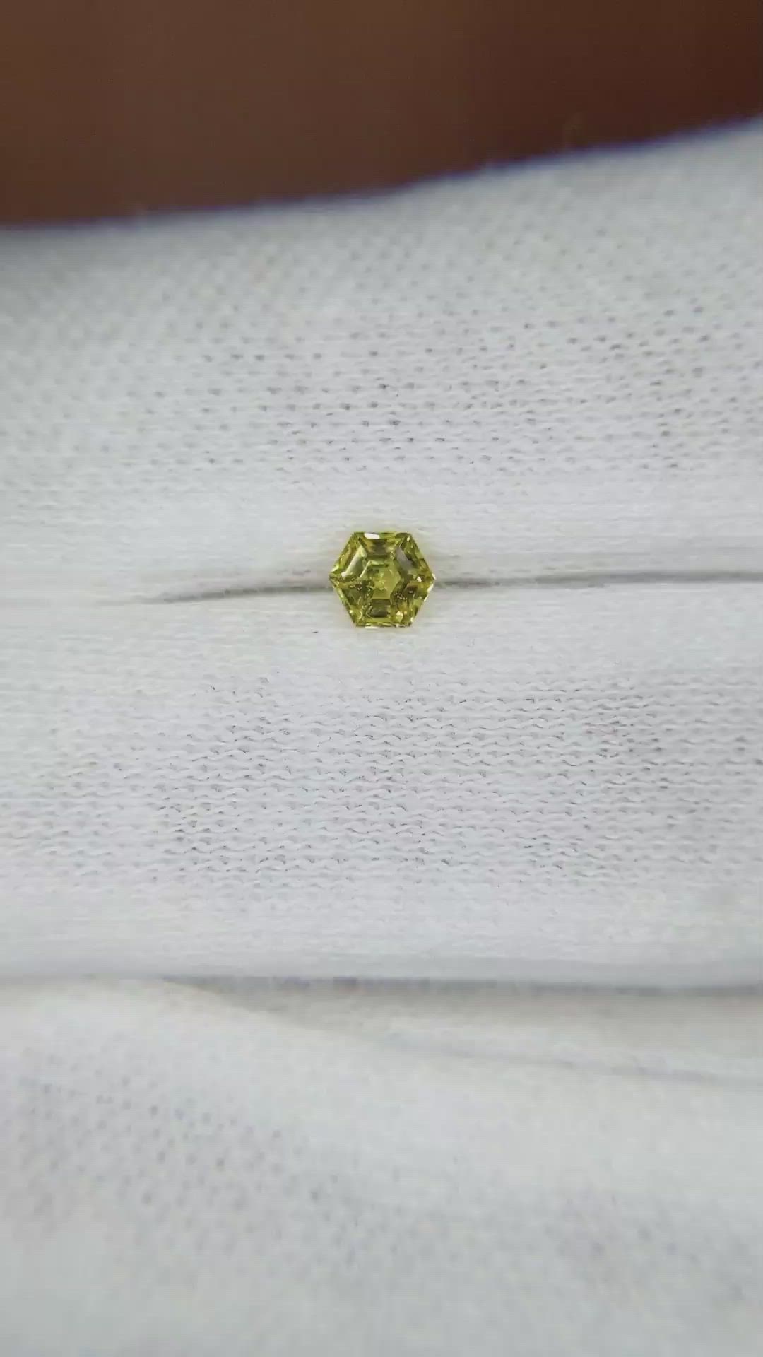 0.28 Ct. Yellowish Green Sapphire from Ceylon (Sri Lanka) Size Video