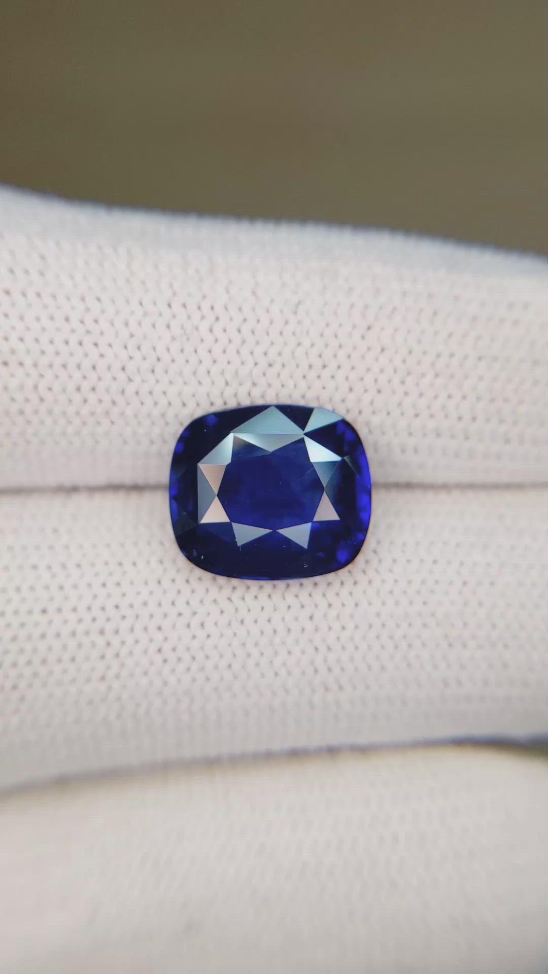 5.72 Ct. Blue Sapphire from Ceylon (Sri Lanka) Size Video
