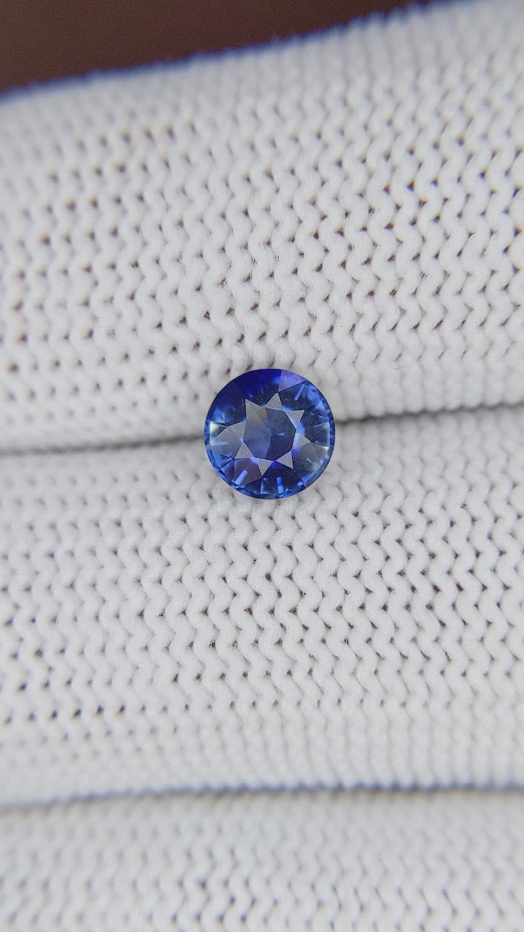 0.95 Ct. Bi Color / Parti Sapphire from Ceylon (Sri Lanka) Size Video