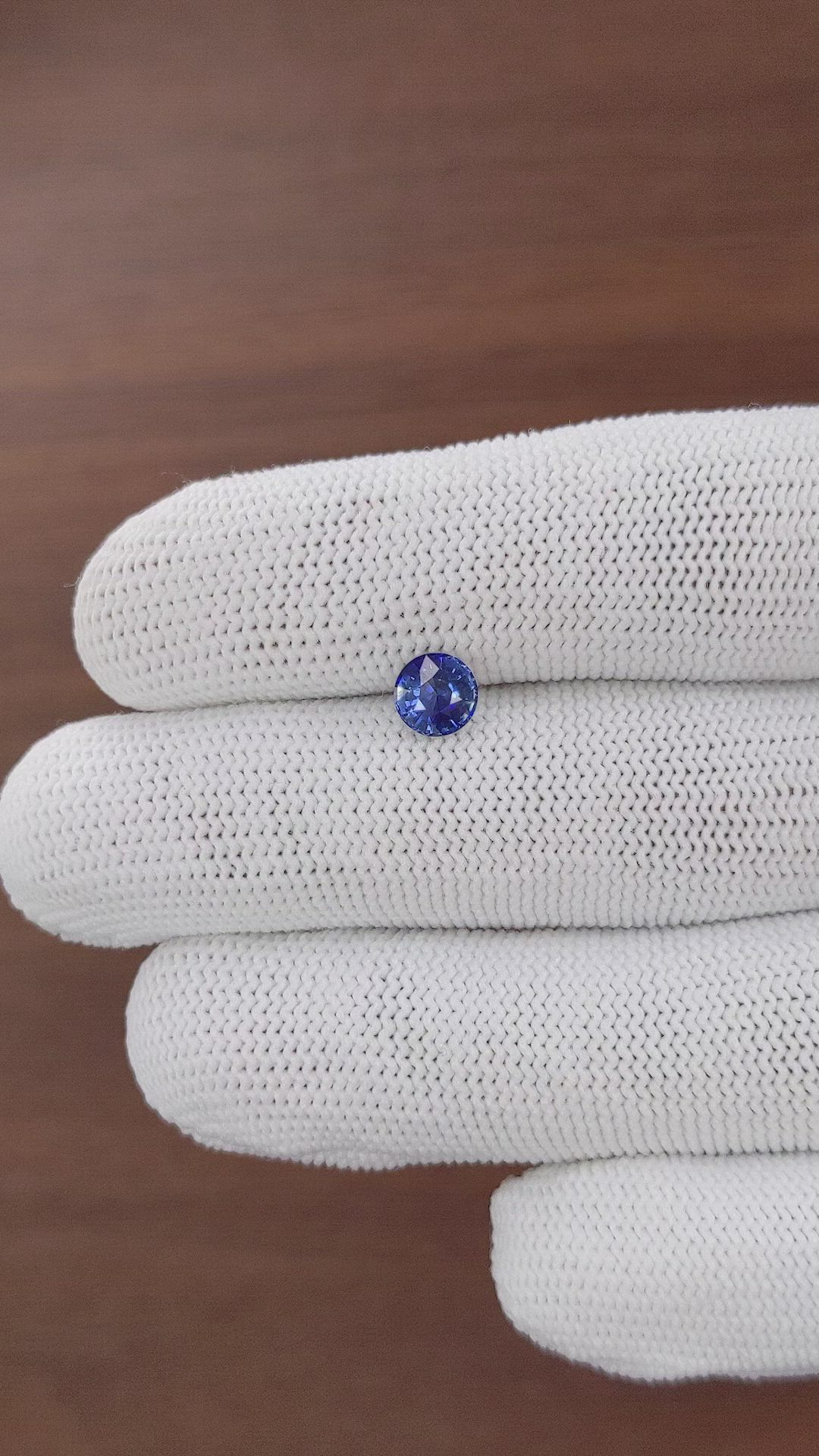 0.95 Ct. Bi Color / Parti Sapphire from Ceylon (Sri Lanka) Size Video