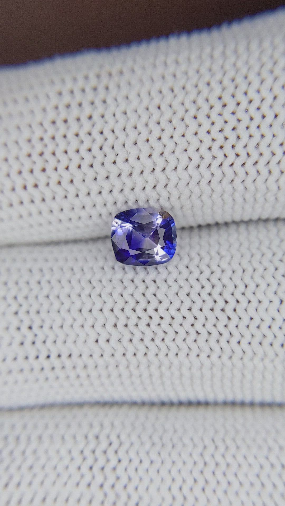 1.03 Ct. Bi Color / Parti Sapphire from Ceylon (Sri Lanka) Size Video
